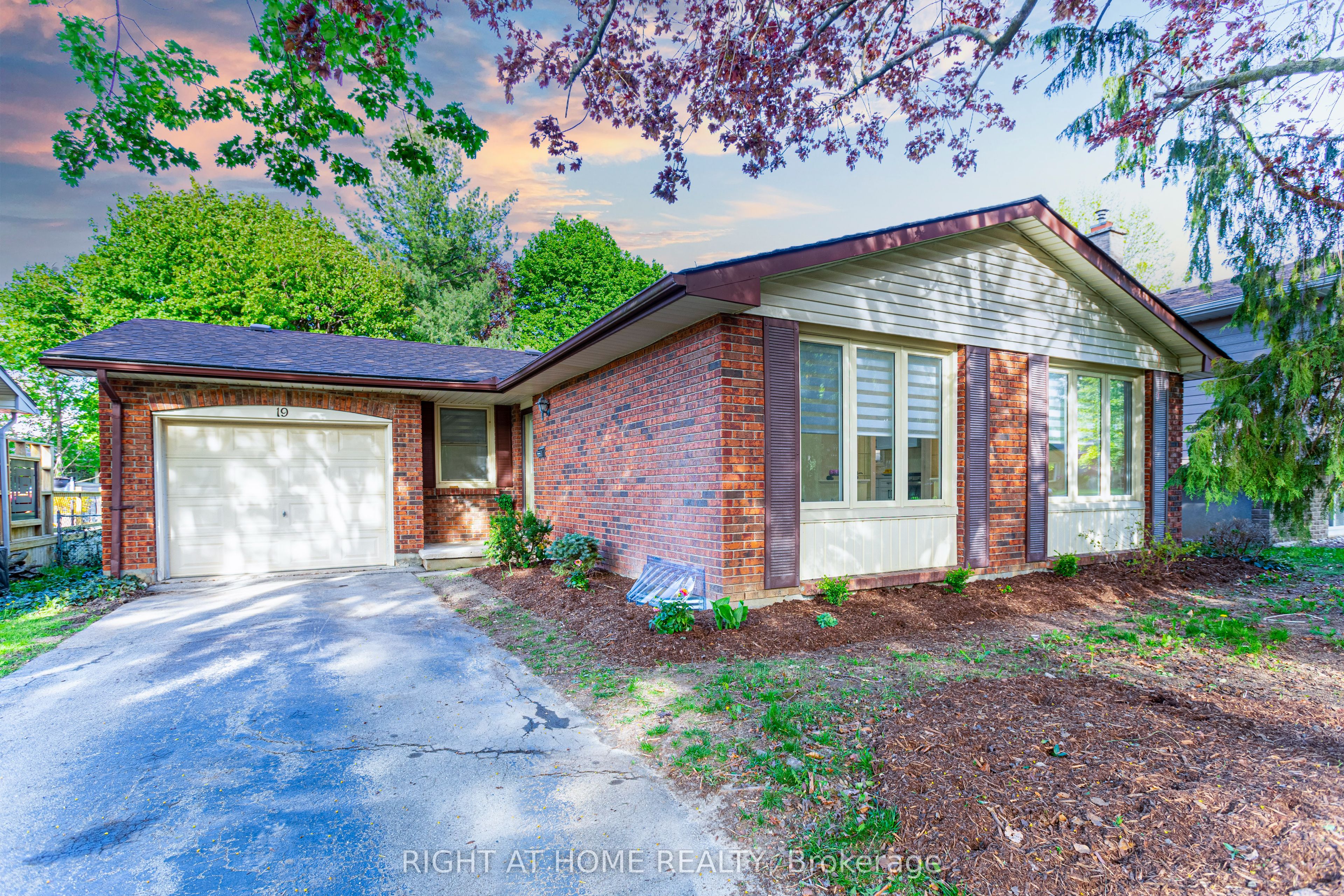 19 Windingway Crescent Lower, London North, ON N6G 3E8