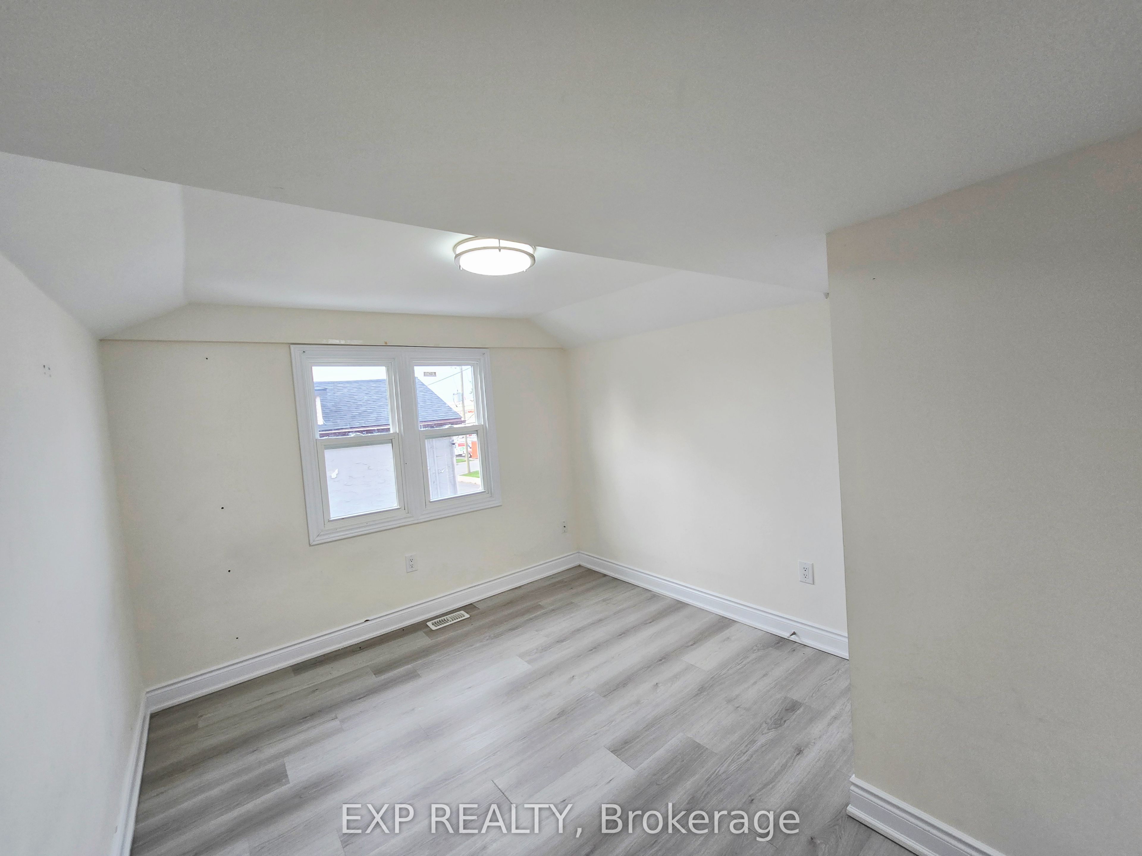 69 Vine Street 2, St. Catharines, ON L2R 3X9 photo 4