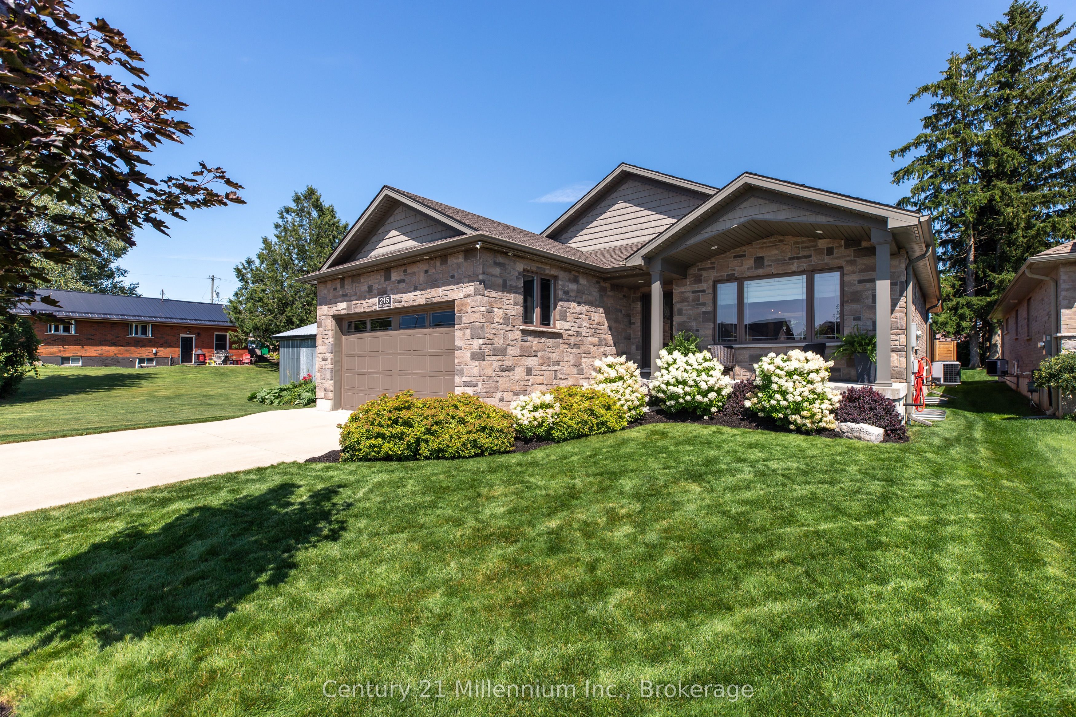 215 Djay Crescent, West Grey, ON N0G 1R0 photo 2