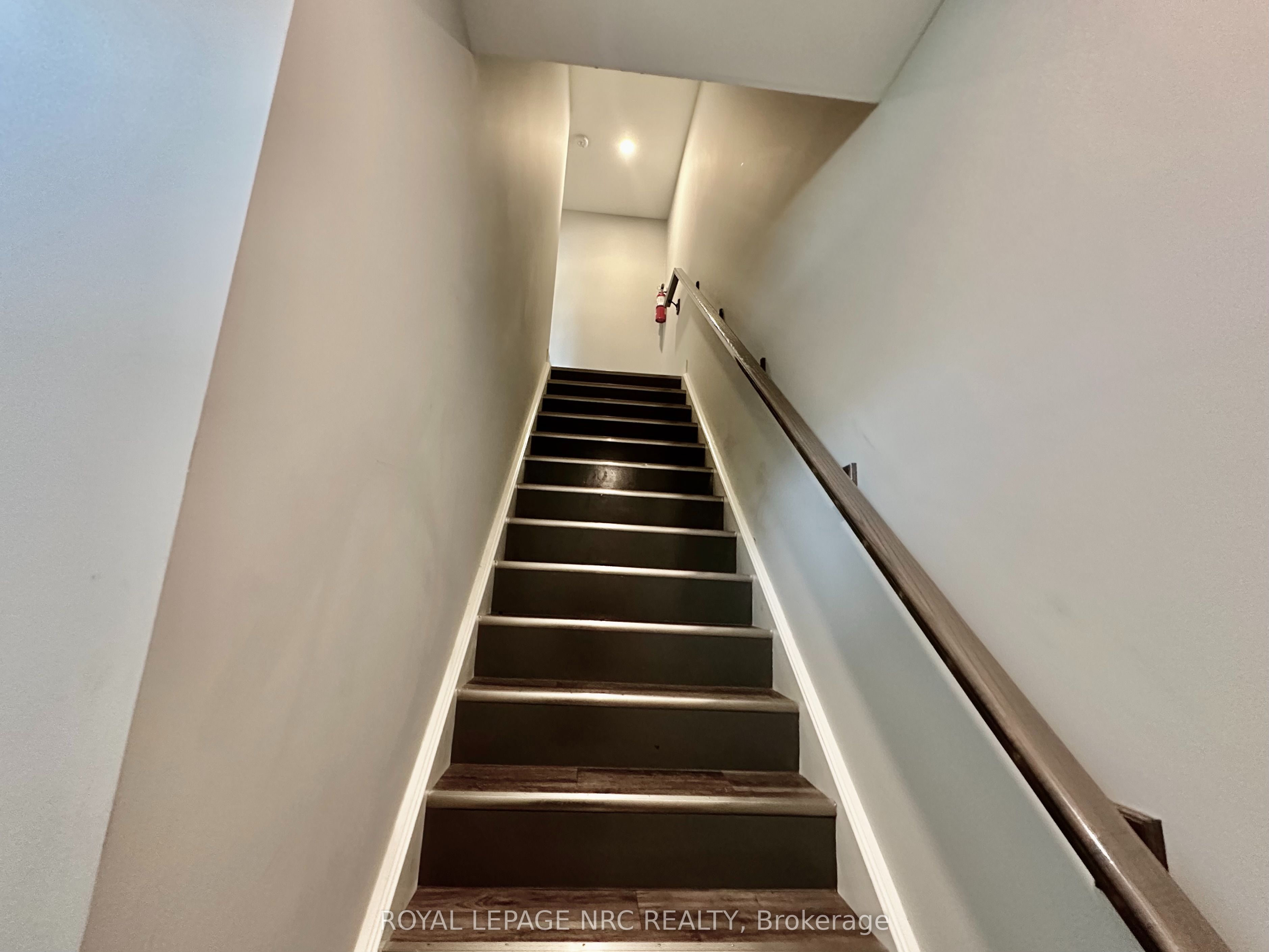 1 Abbot Street UPPER, St. Catharines, ON L2P 2G2 photo 3