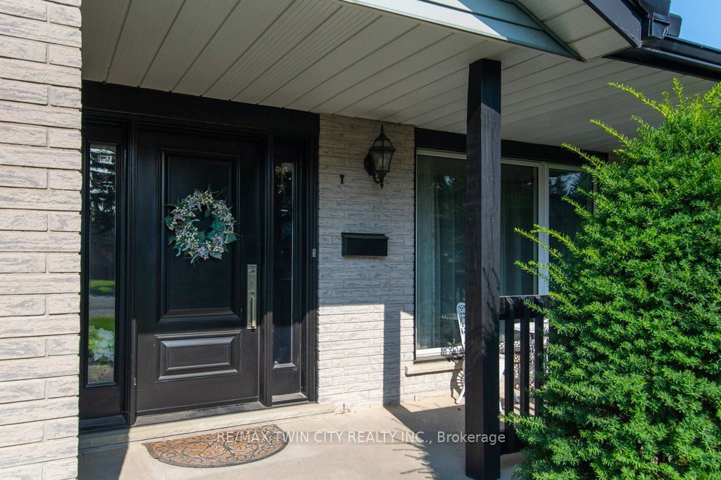 108 Queensway Drive, Woolwich, ON N3B 2T5 photo 4