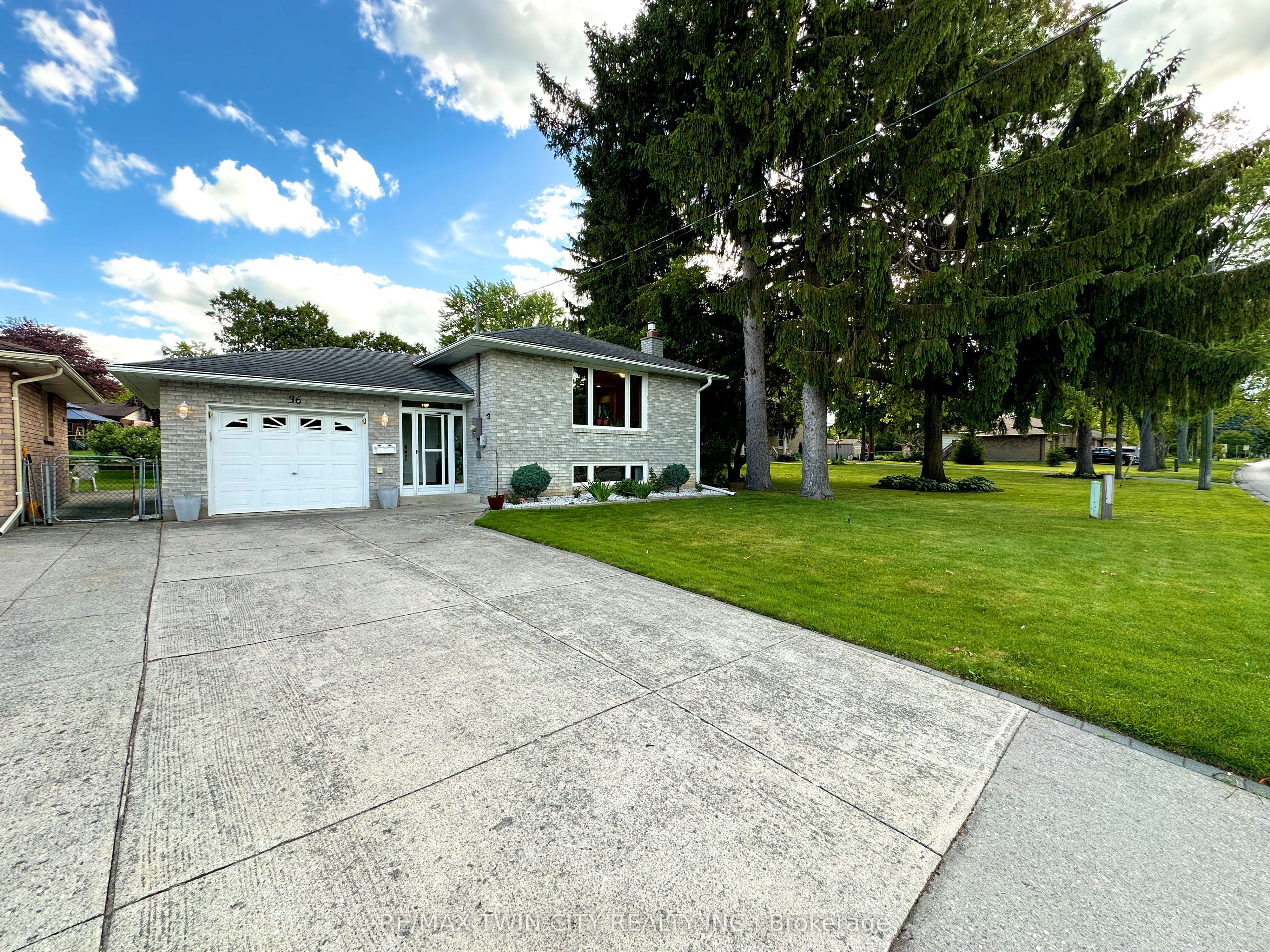 36 Oakhill Drive N, Brantford, ON N3T 1R1 photo 2