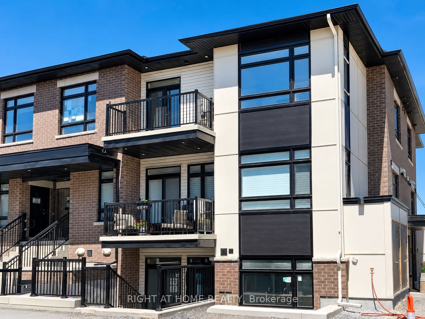300 TULUM Crescent L, Kanata, ON K2S 2Y4