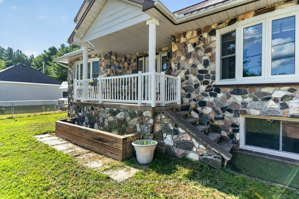 17 West Park Lane/ 32 Tall Pine Road, Addington Highlands, ON K0H 2G0 photo 4