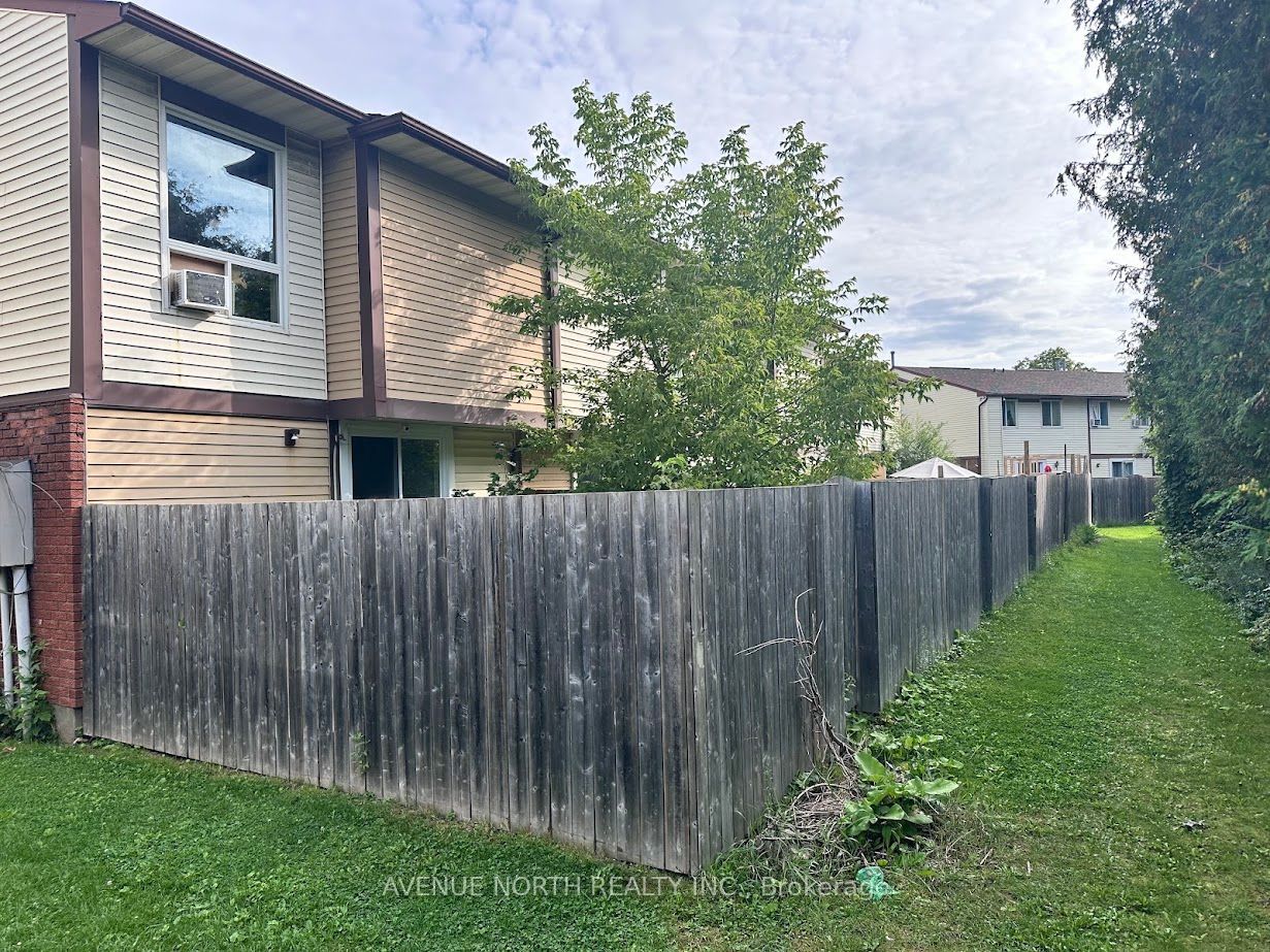 1352 Foxwell Street, Cyrville - Carson Grove - Pineview, ON K1B 5J2 photo 2