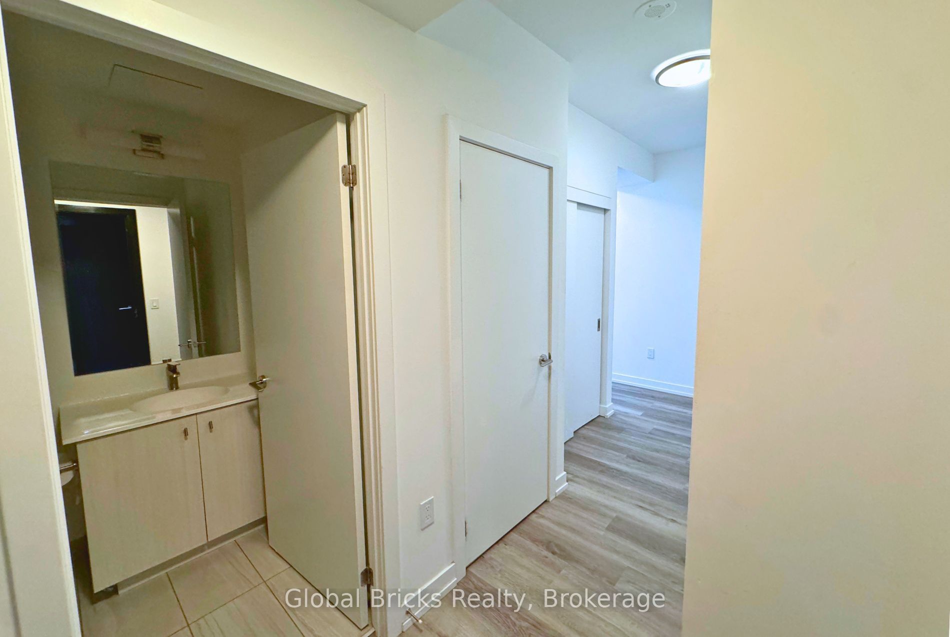 5 Wellington Street S 612, Kitchener, ON N2G 0E3 photo 2