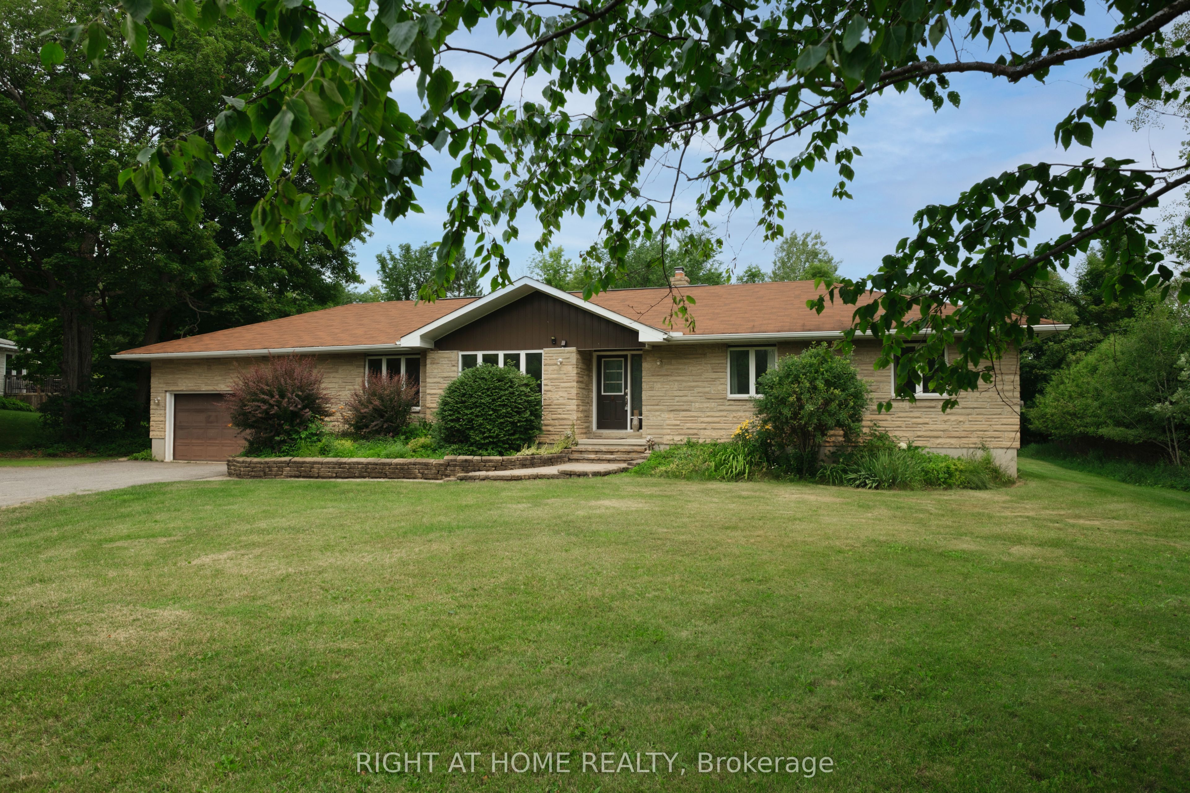 306 Lynx Hollow Drive, Mississippi Mills, ON K0A 2X0 photo 2