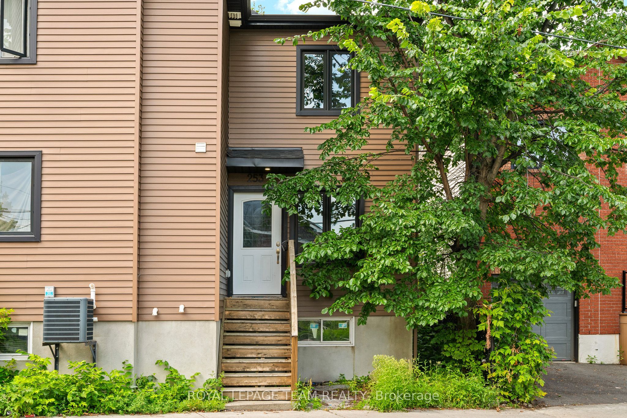 253 Deschamps Avenue, Vanier and Kingsview Park, ON K1L 5Z2