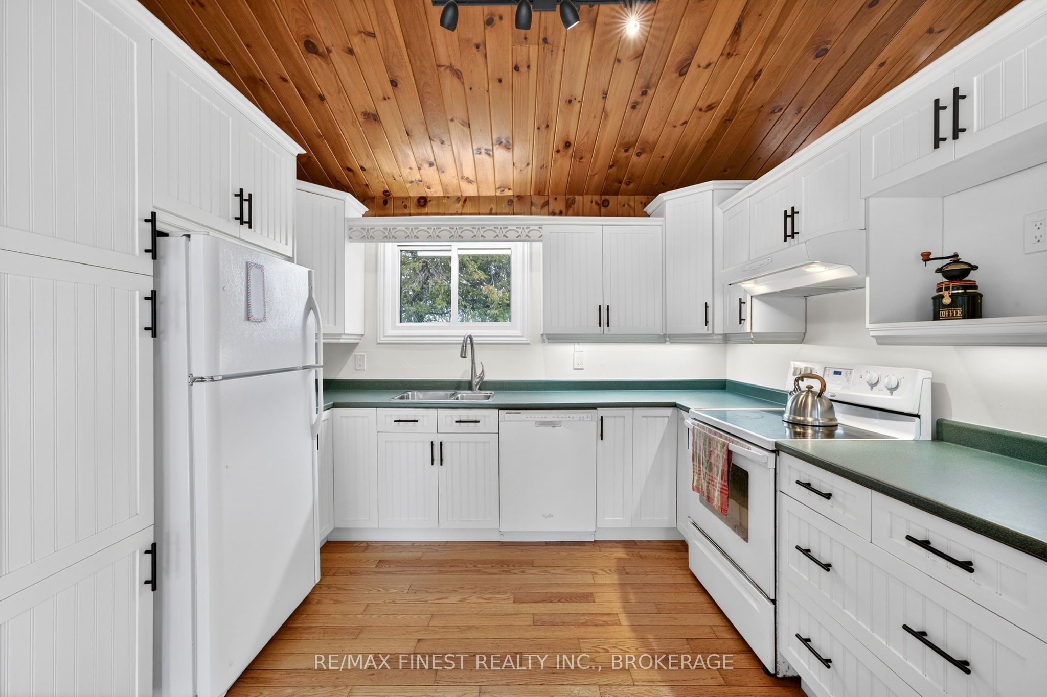 8 Sunrise Court, Prince Edward County, ON K8N 4Z7 photo 3
