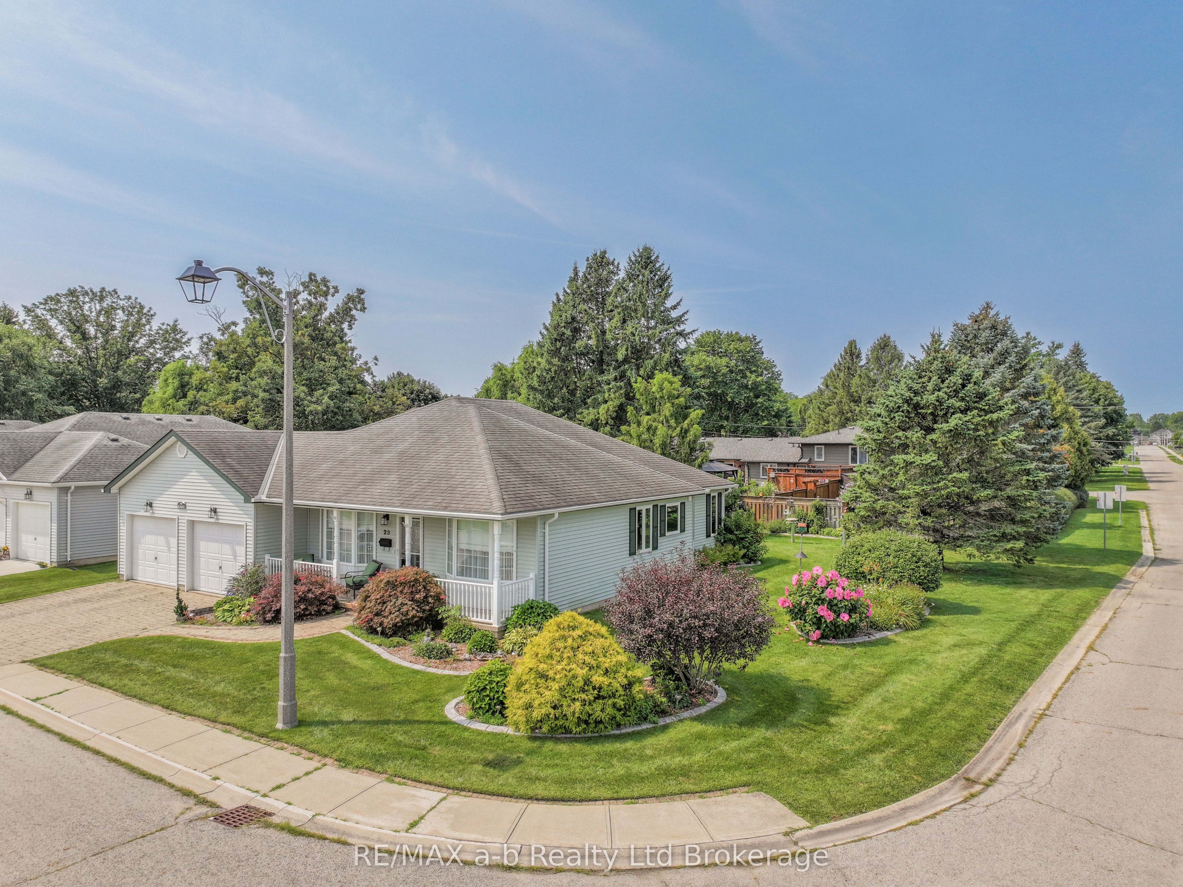 23 Armstrong Drive, Tillsonburg, ON N4G 5T3 photo 2
