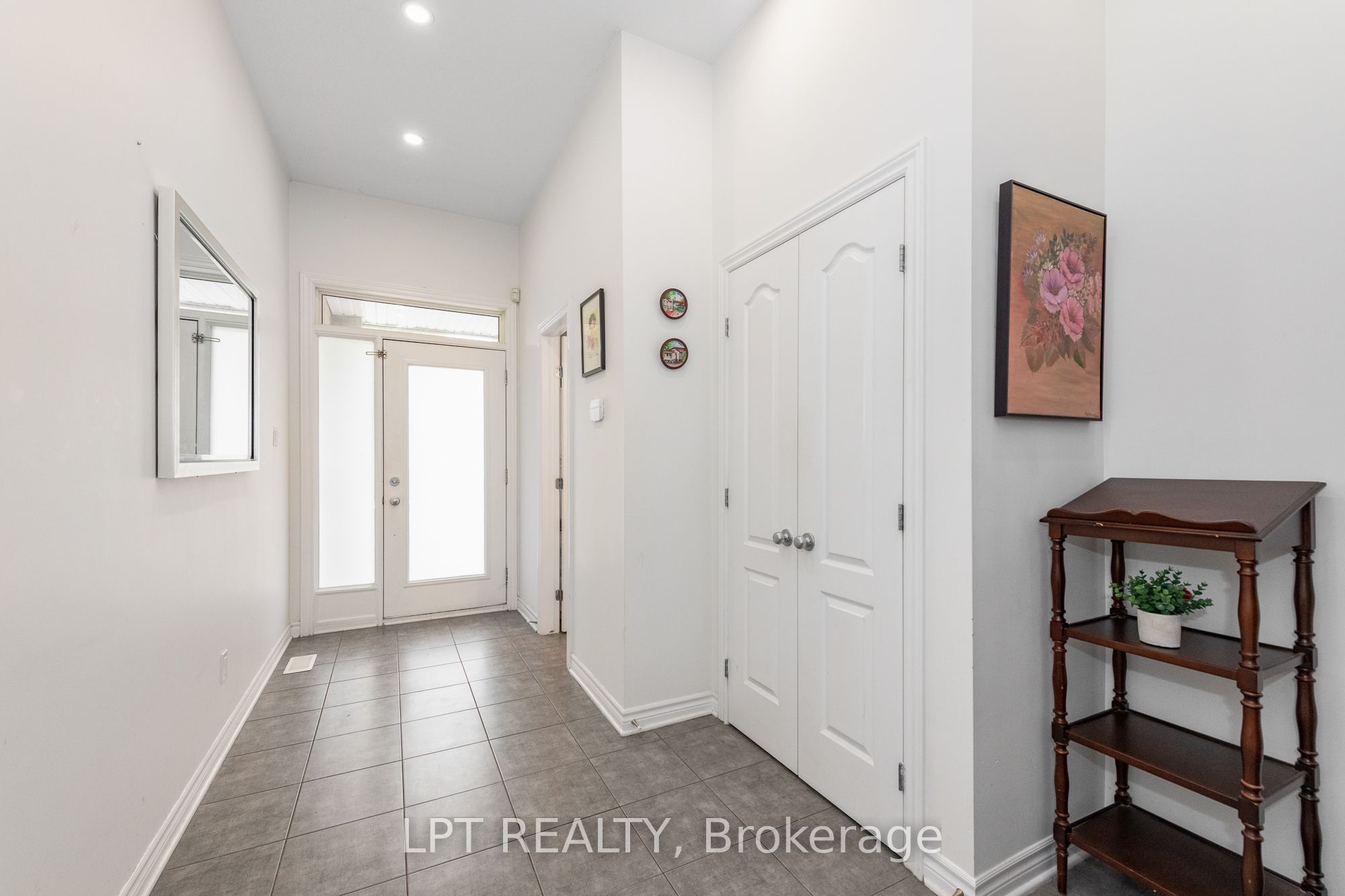 181 Manorwood Crescent, Blossom Park - Airport and Area, ON K1T 3T8 photo 4