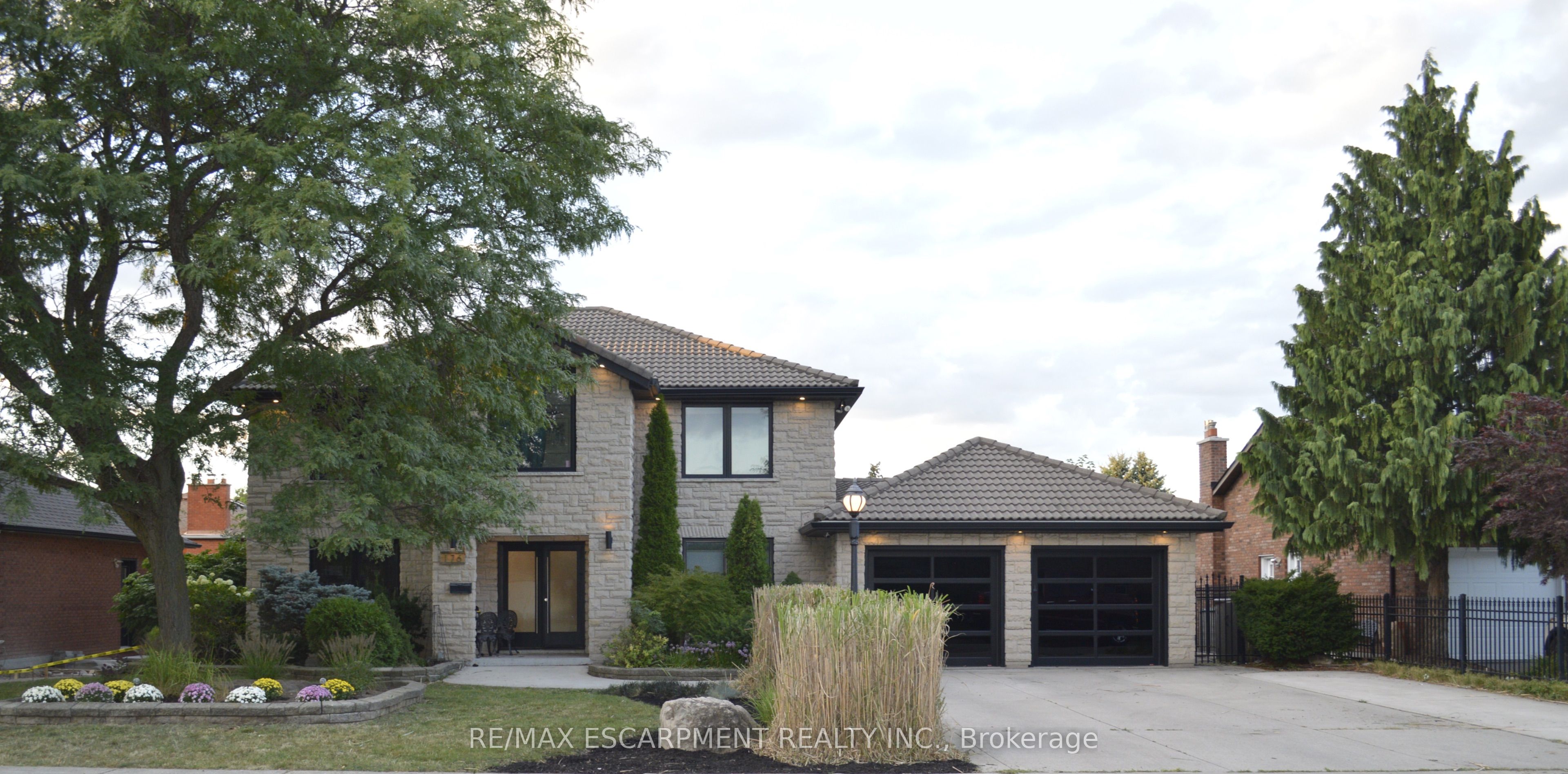 176 Albion Falls Boulevard, Hamilton, ON L8W 1R6