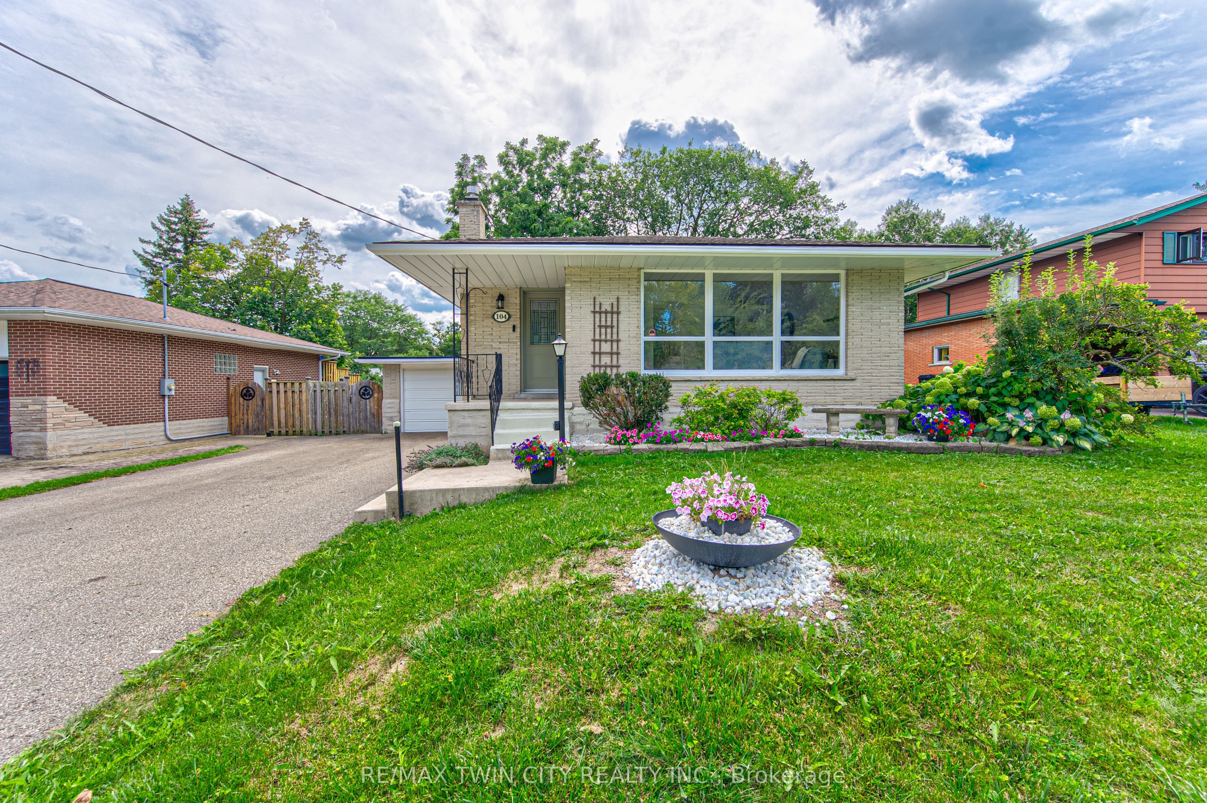 104 Springbank Crescent, Waterloo, ON N2M 4P7