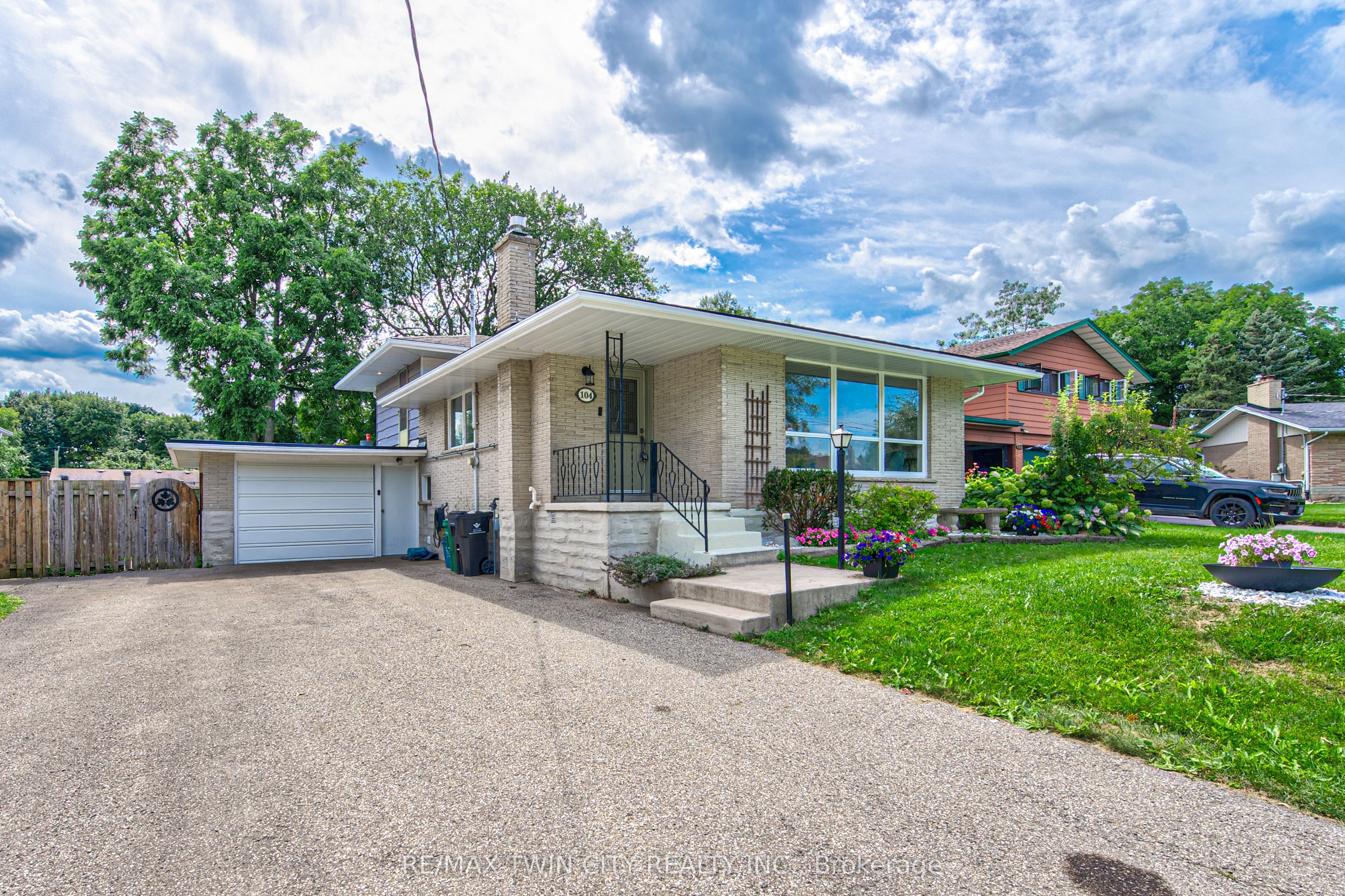 104 Springbank Crescent, Waterloo, ON N2M 4P7 photo 2