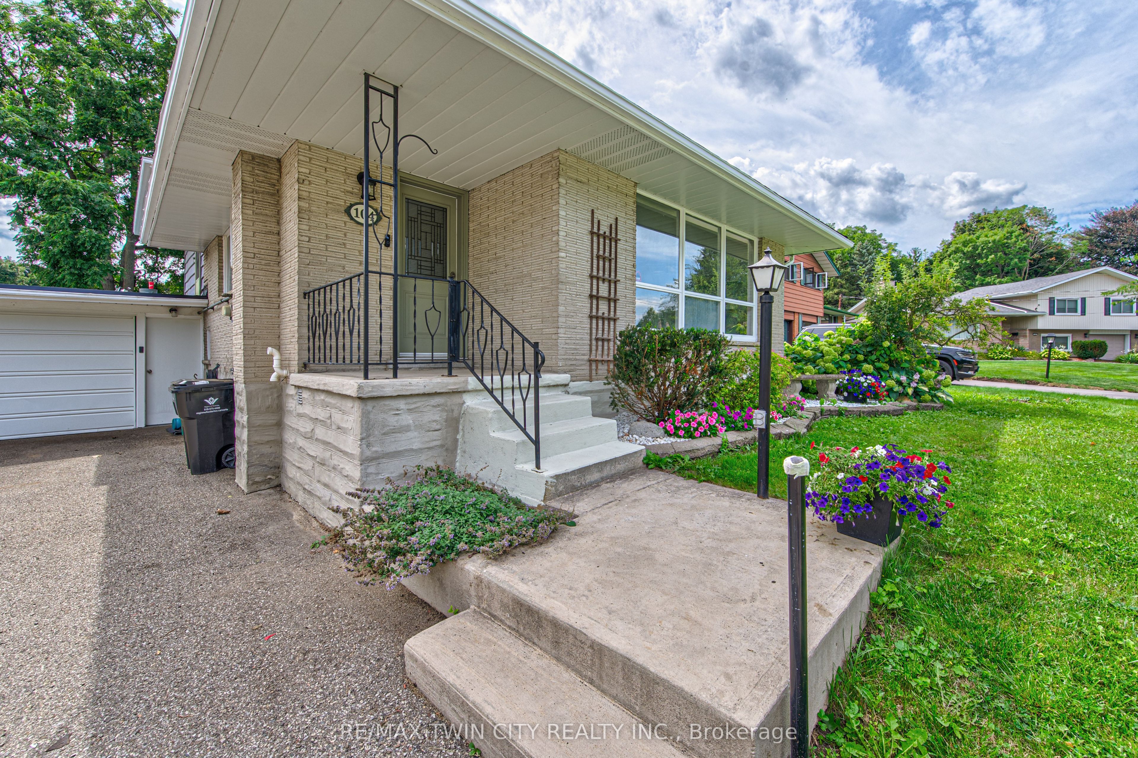 104 Springbank Crescent, Waterloo, ON N2M 4P7 photo 3