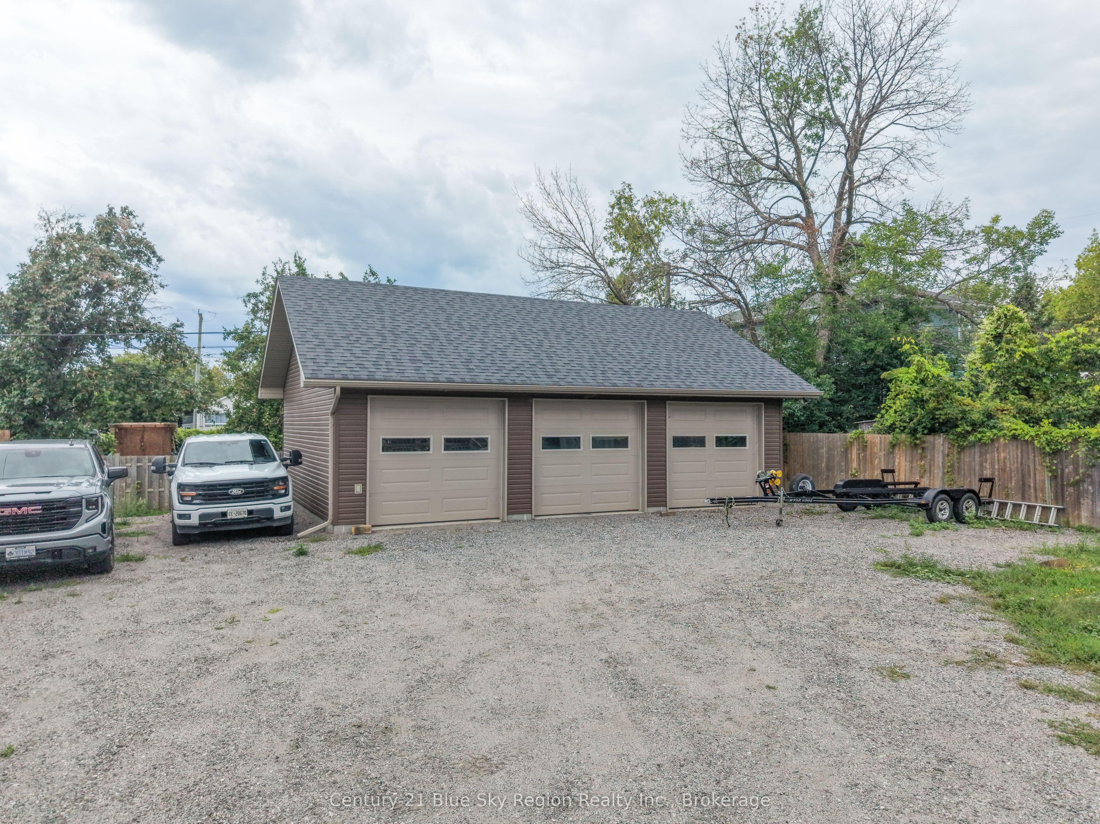 577 Douglas Street, North Bay, ON P1B 5N7 photo 2