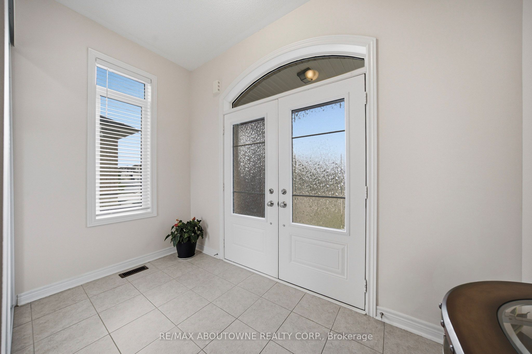 12 Oldham Avenue, Brant, ON N3L 0G7 photo 2
