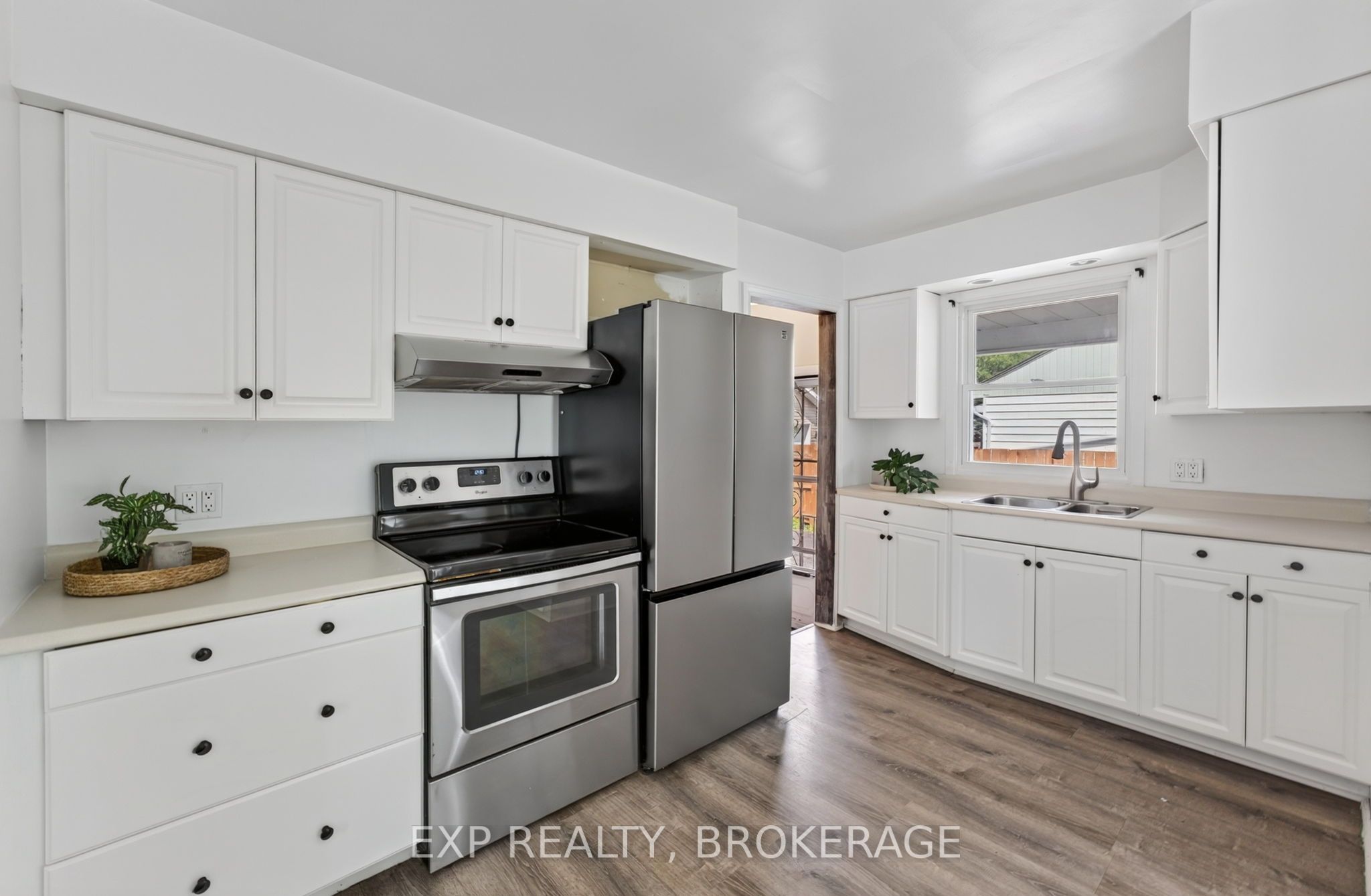 650 Hillside Drive, Gananoque, ON K7G 2E4 photo 4