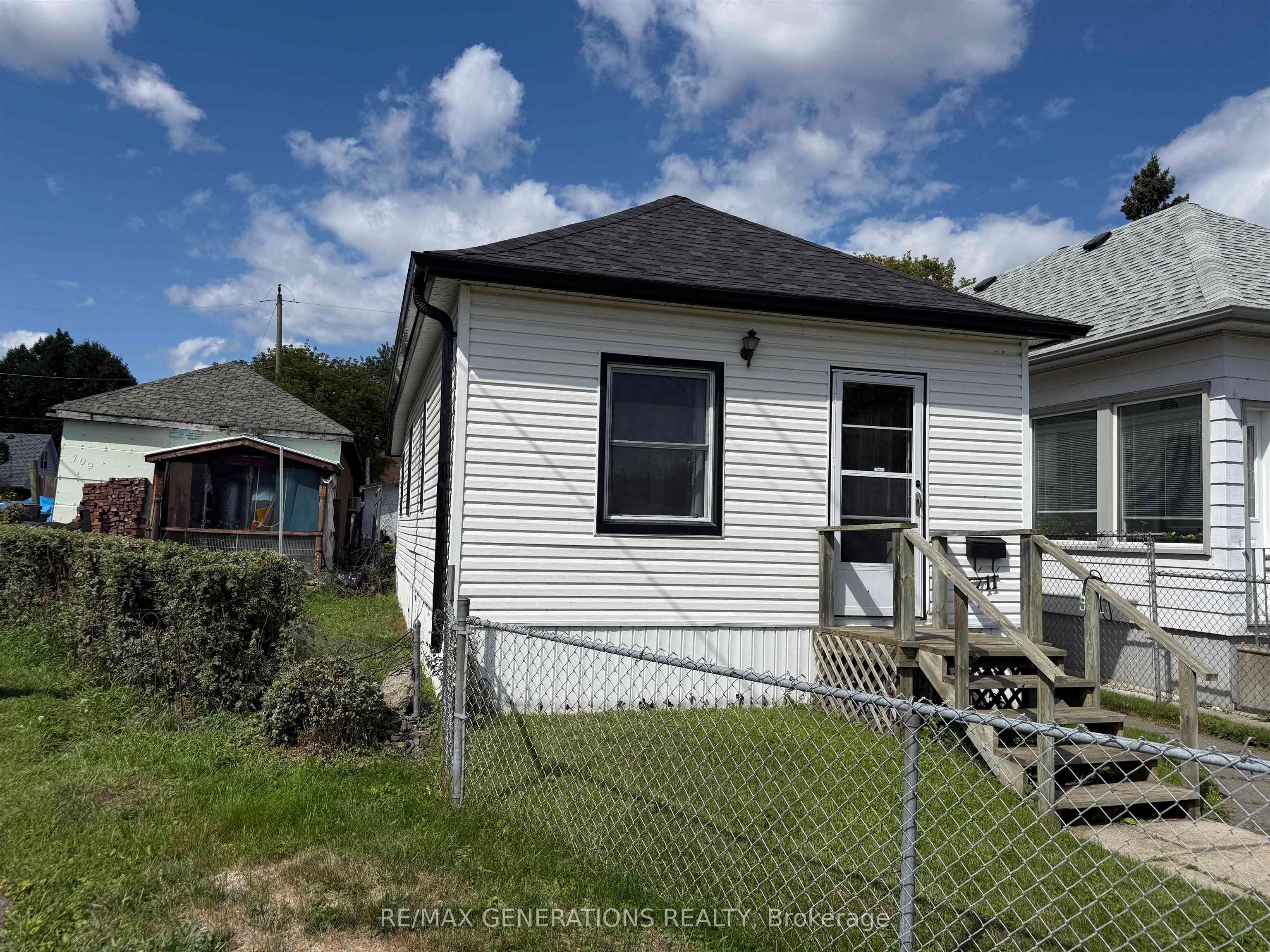 711 Brodie Street N, Thunder Bay, ON P7C 3T8