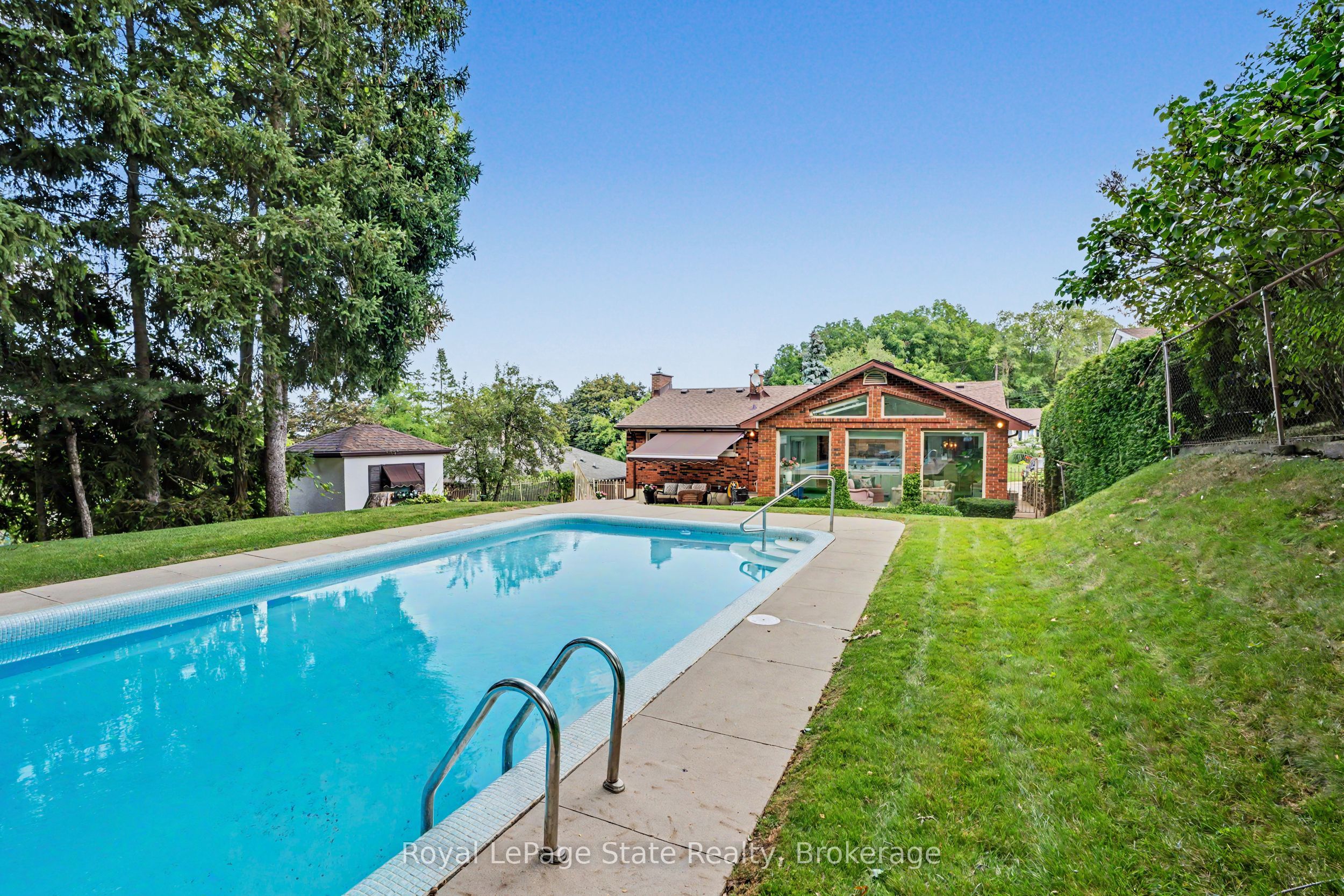 18 Battlefield Drive, Hamilton, ON L8G 1T7 photo 2