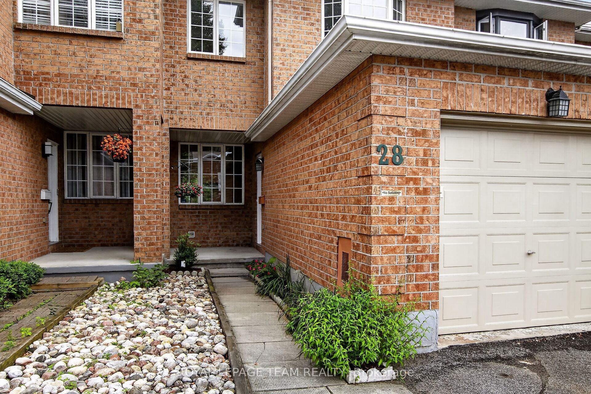 28 Cohen Avenue, Kanata, ON K2L 4E9 photo 2