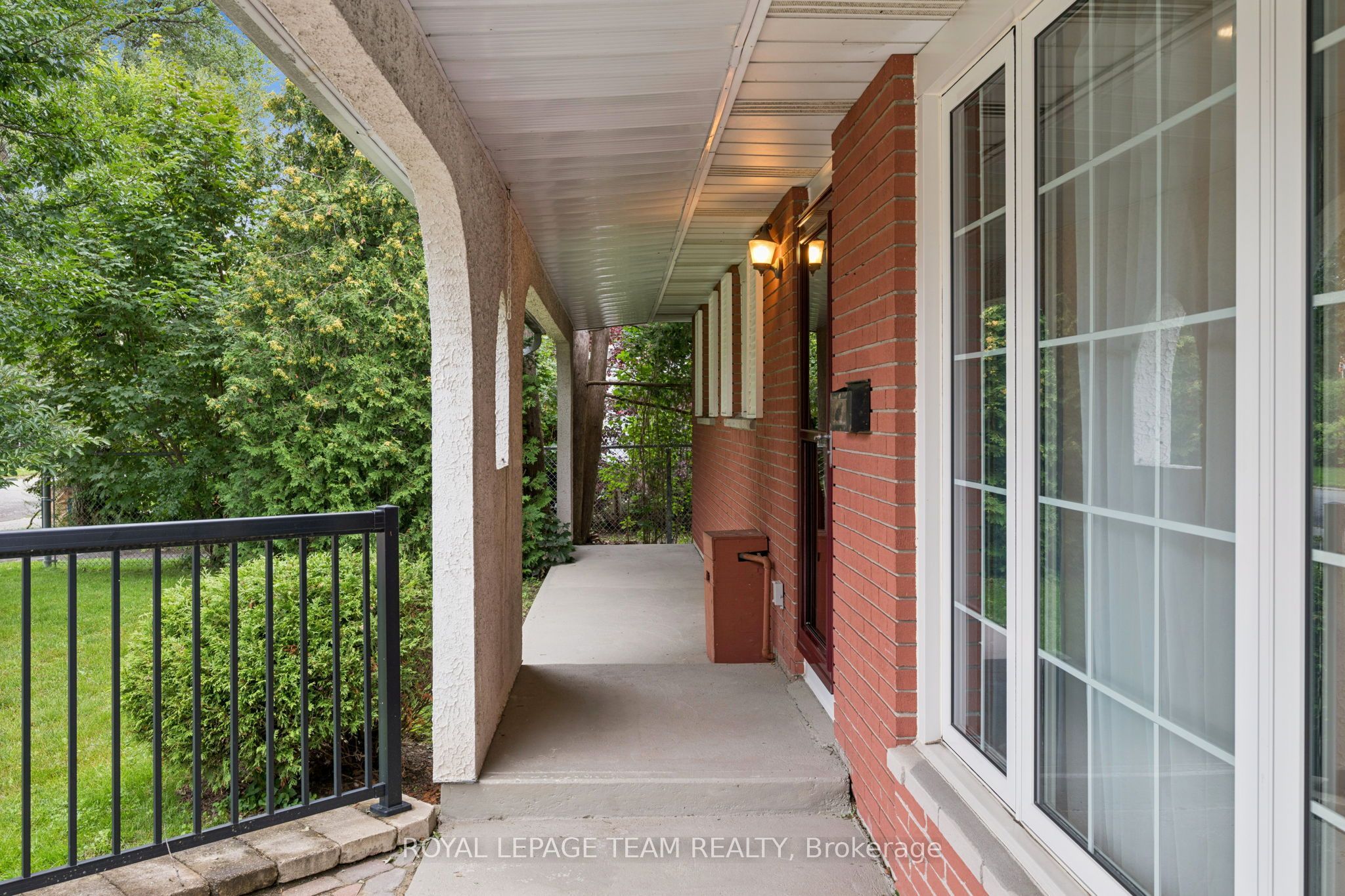 22 Redpine Drive, Cityview - Parkwoods Hills - Rideau Shore, ON K2E 6S9 photo 2
