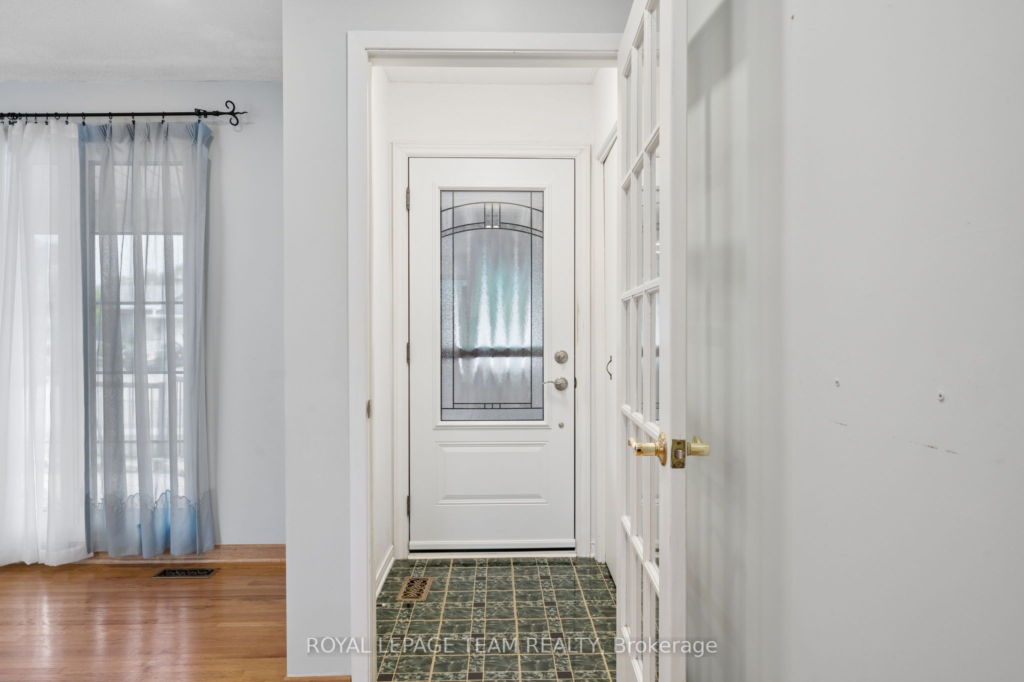 22 Redpine Drive, Cityview - Parkwoods Hills - Rideau Shore, ON K2E 6S9 photo 3