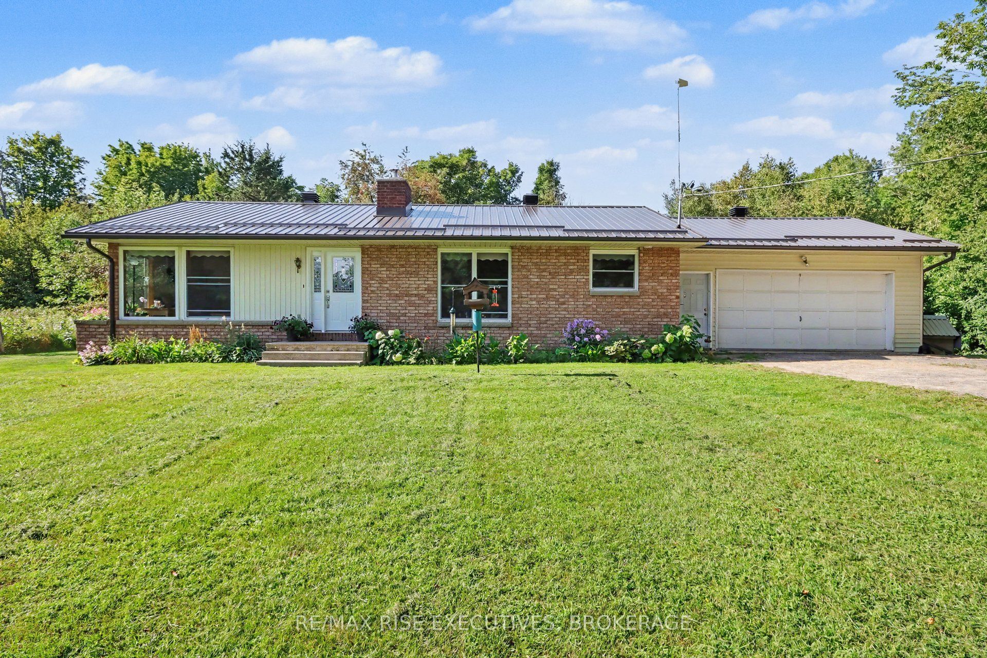 715 Hanna Road, Tay Valley, ON K0H 2B0