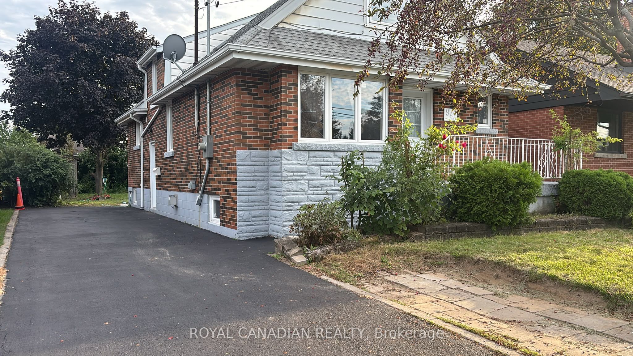 974 Queensdale Avenue E, Hamilton, ON L8T 1H7 photo 2