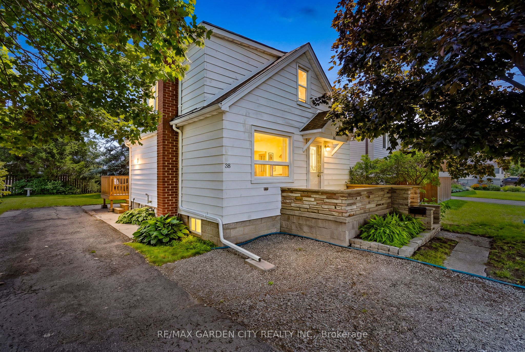 38 Oakwood Street, Port Colborne, ON L3K 5E9