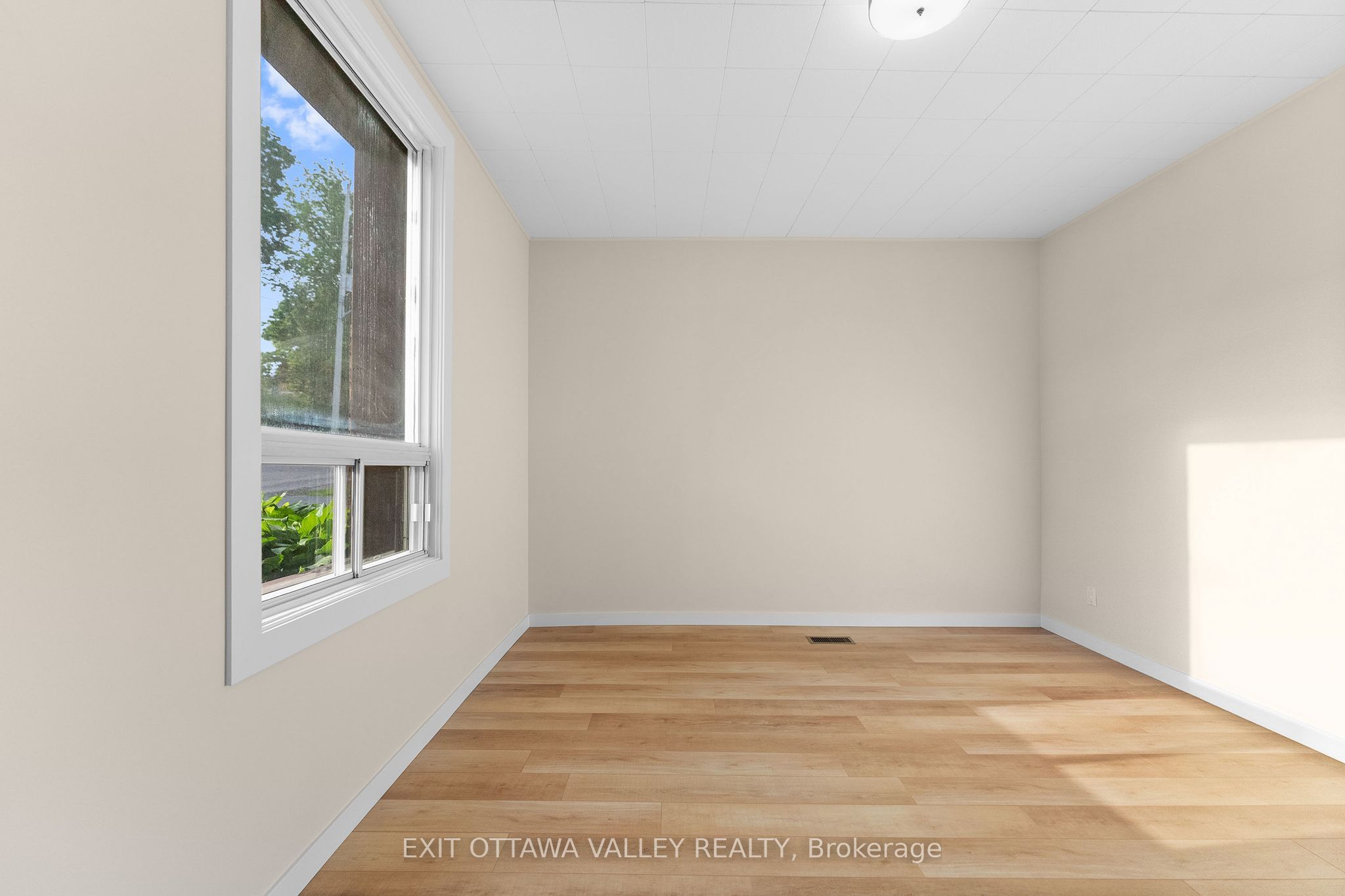 164 Maple Avenue, Pembroke, ON K8A 1L2 photo 5