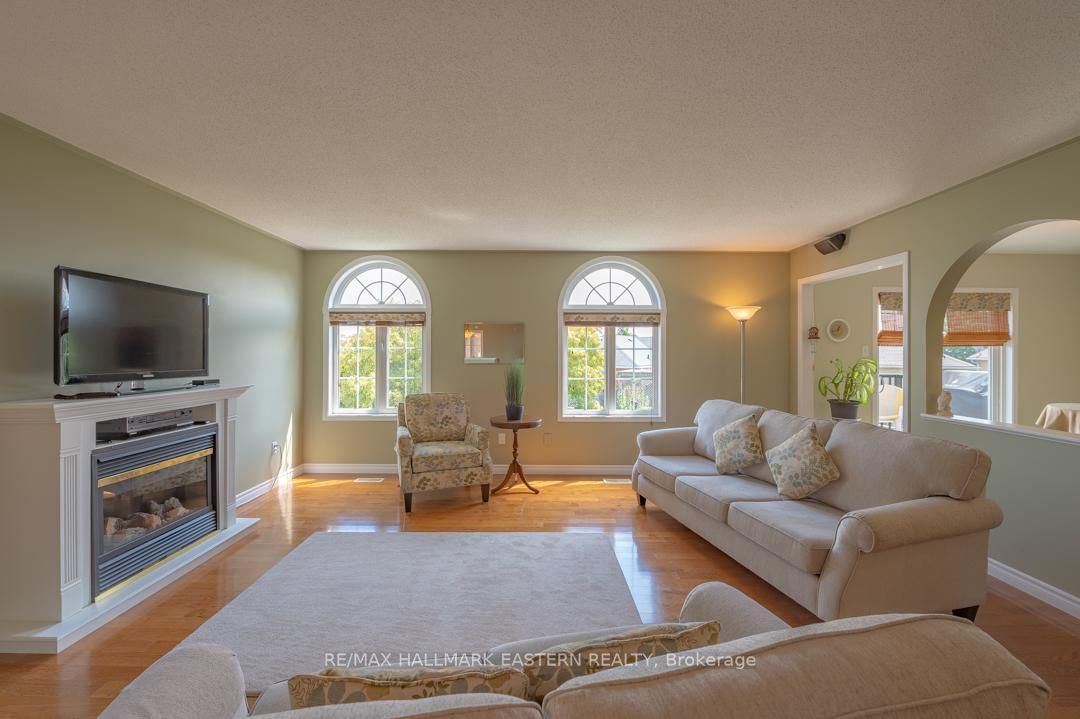 20 Ferguson Place, Peterborough, ON K9H 7M9 photo 2