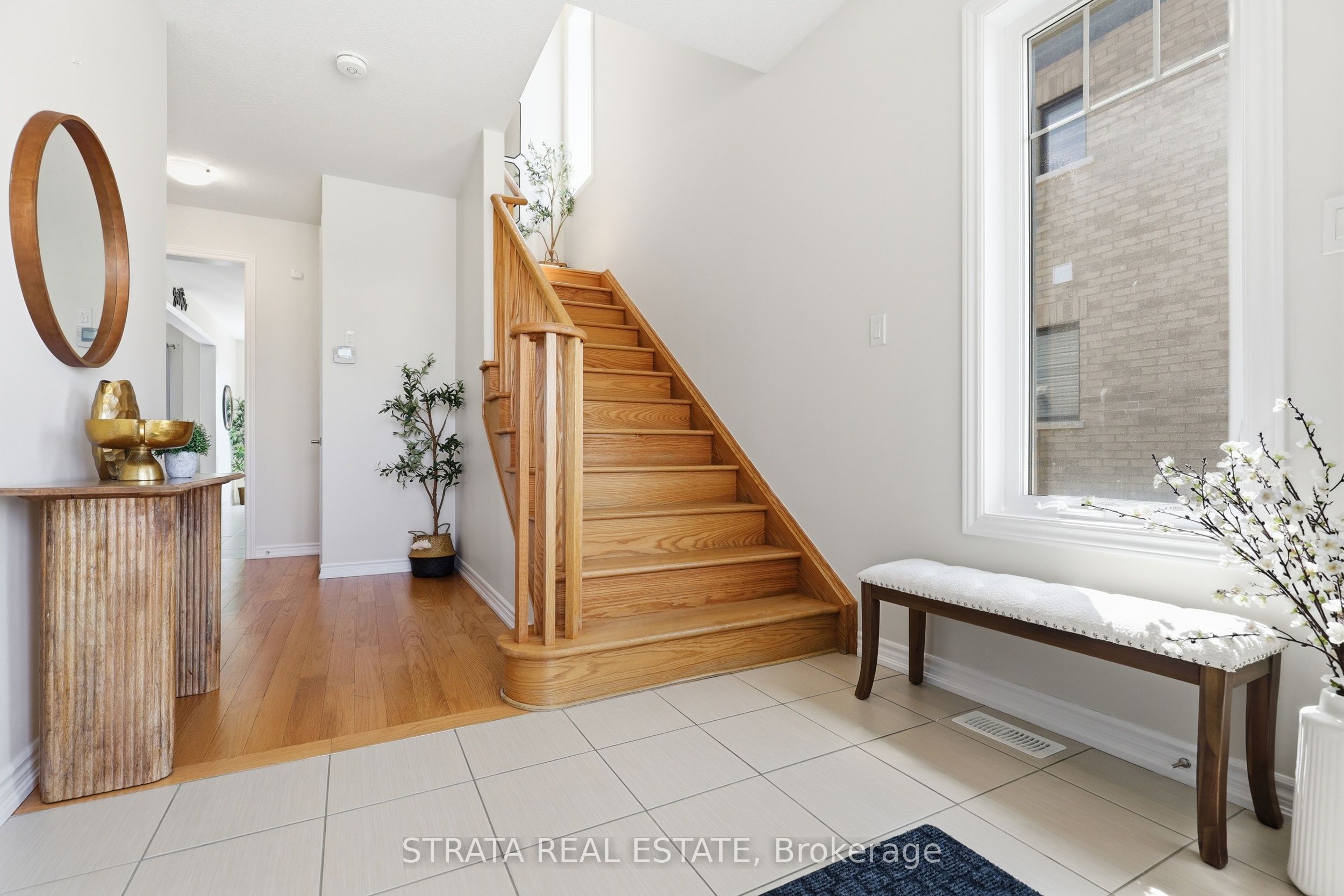 182 Explorer Way, Thorold, ON L2V 0K3 photo 3