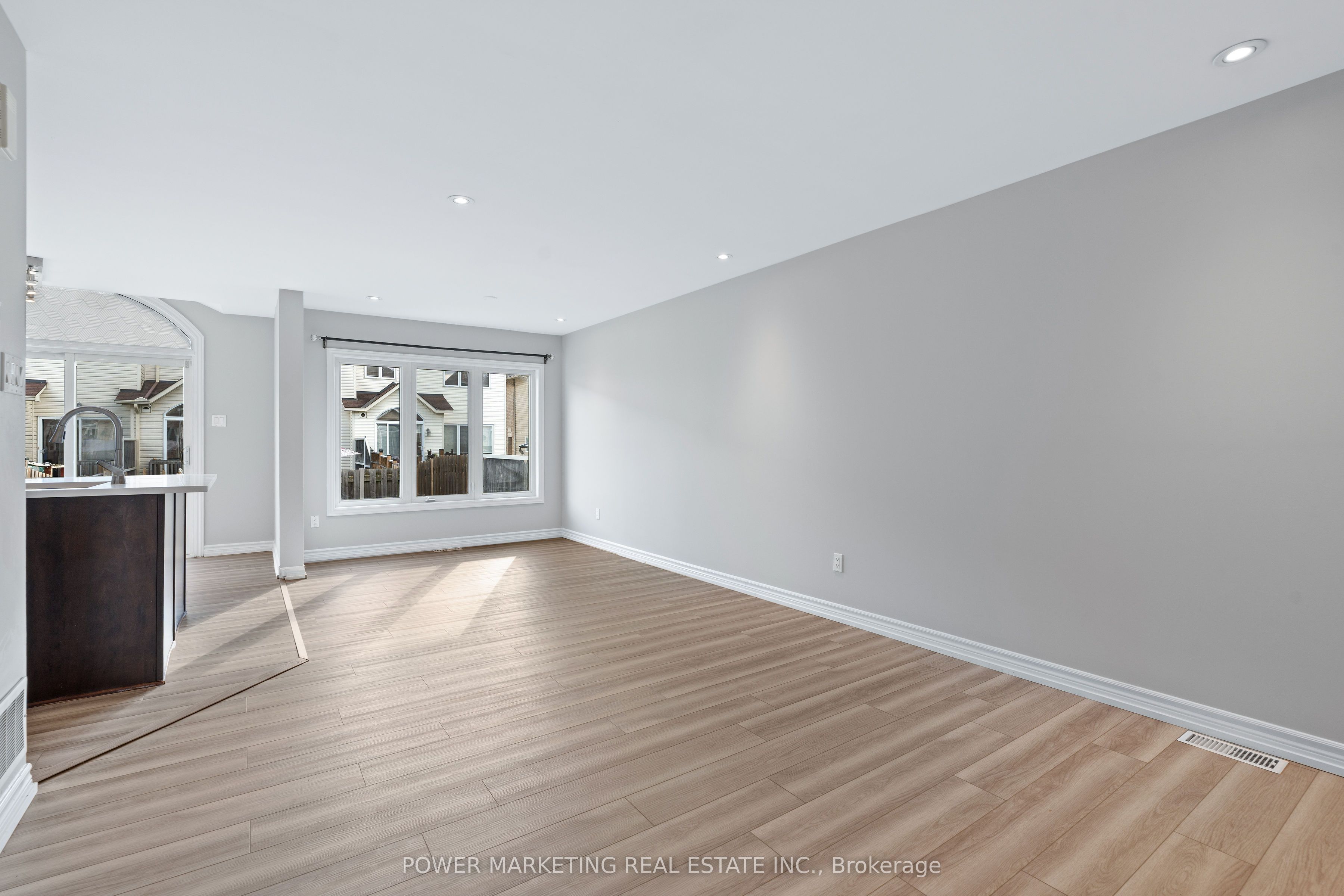 245 SILVERMOON Crescent, Orleans - Cumberland and Area, ON K4A 0P8 photo 3