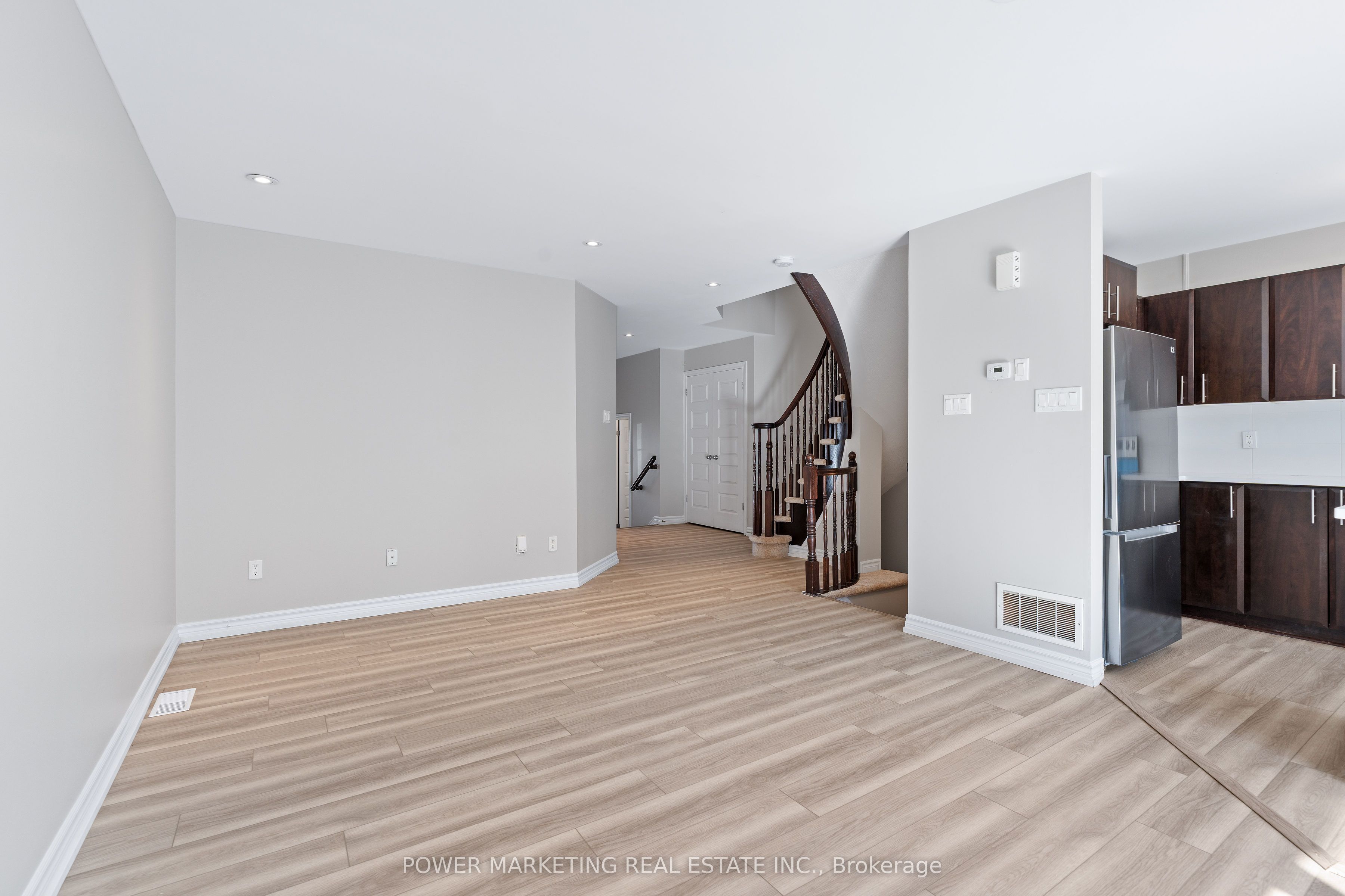 245 SILVERMOON Crescent, Orleans - Cumberland and Area, ON K4A 0P8 photo 4