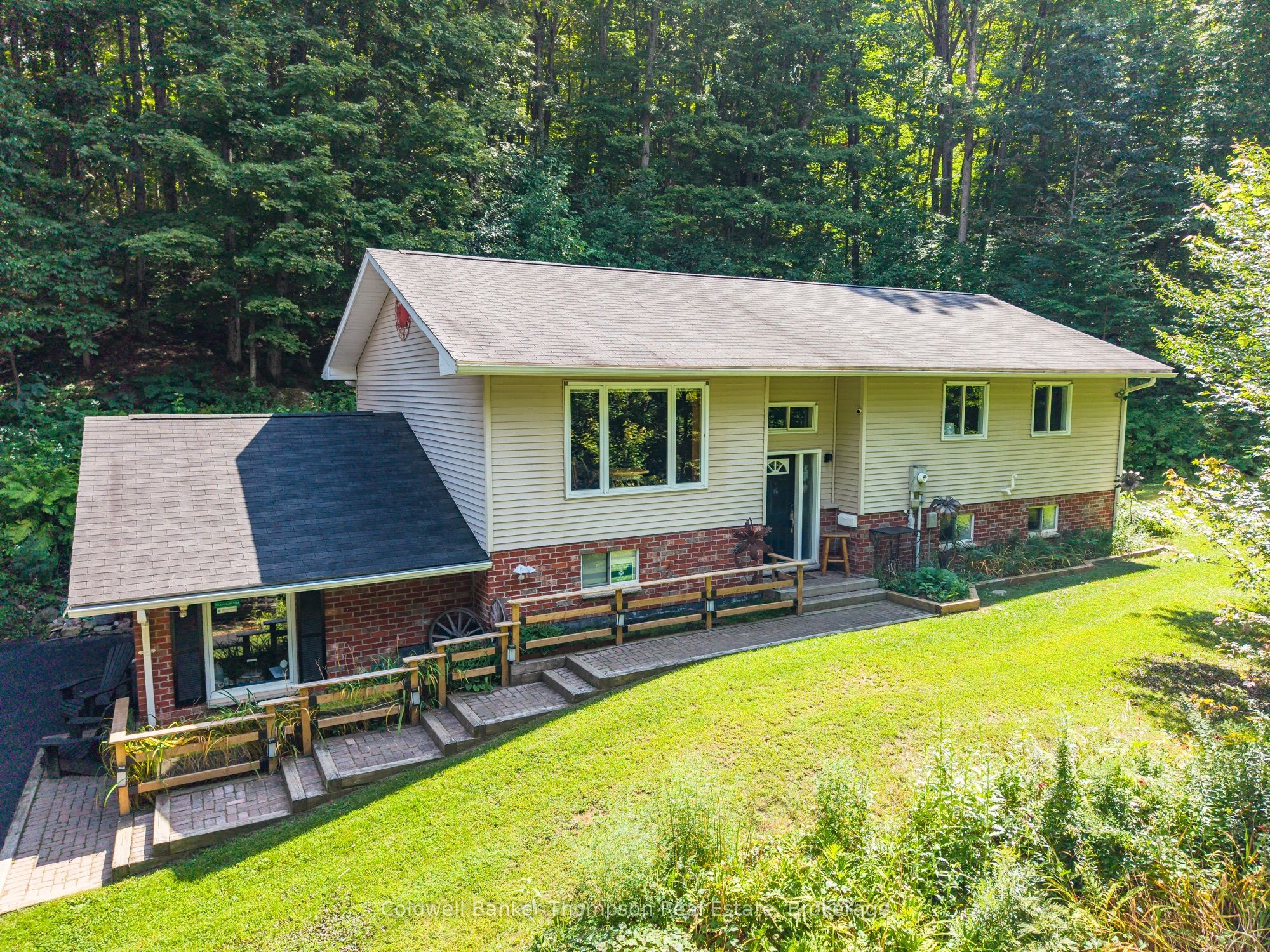 935 Aspdin Road, Huntsville, ON P1H 2J2