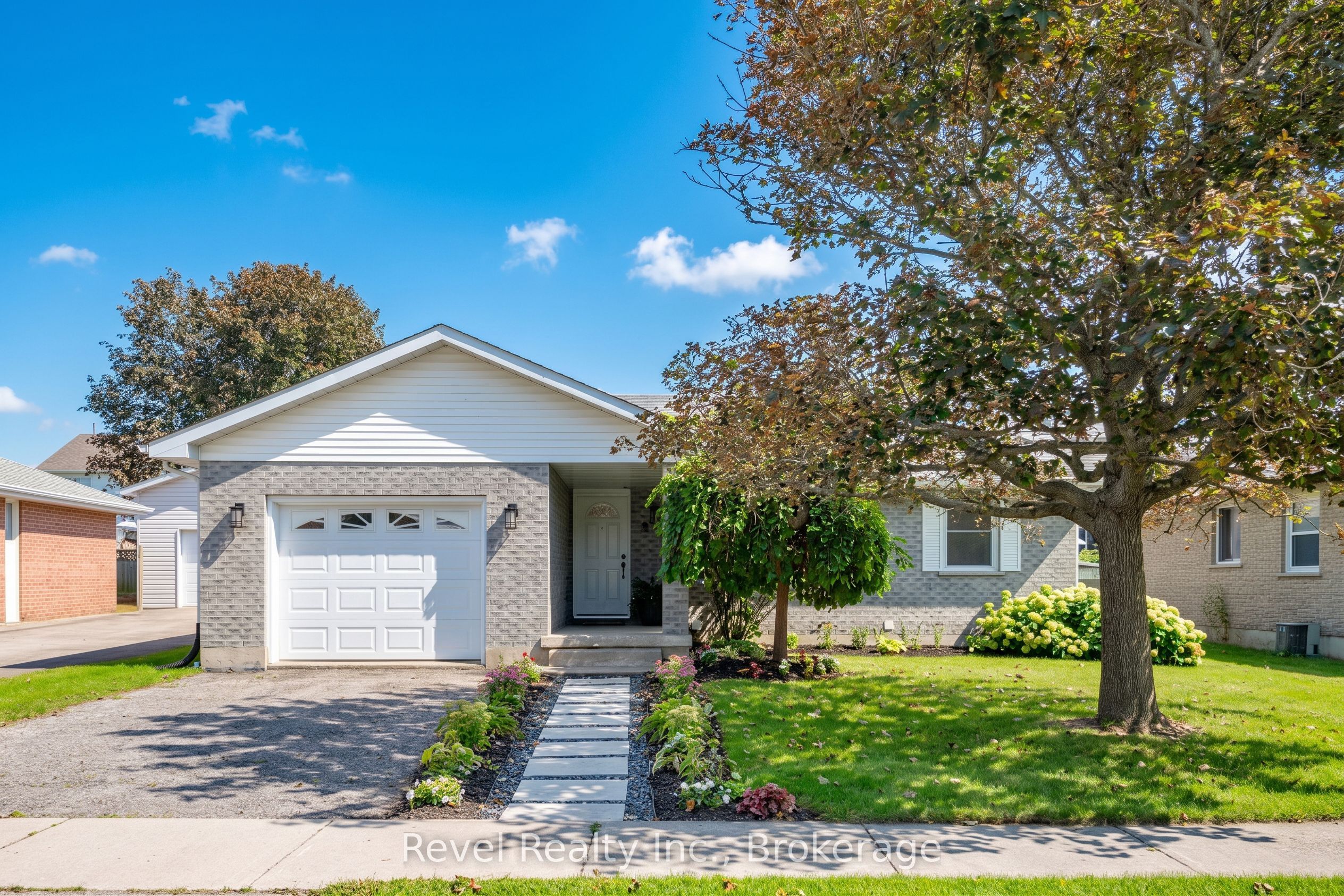 9 Crestwood Avenue, Kawartha Lakes, ON K9V 6A7