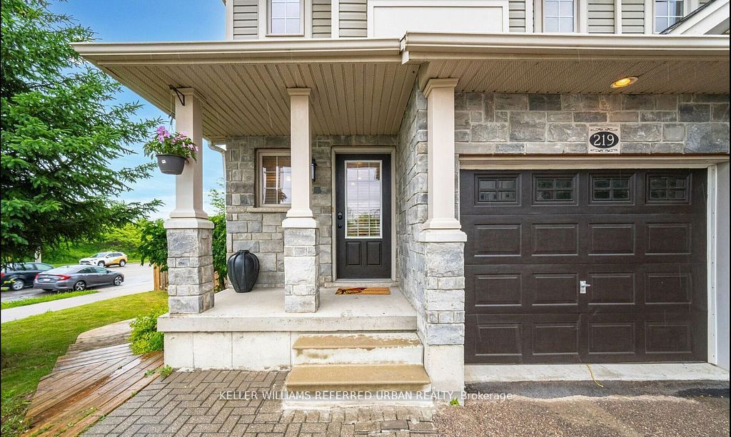 219 Templewood Drive Main, Kitchener, ON N2R 0A3 photo 2