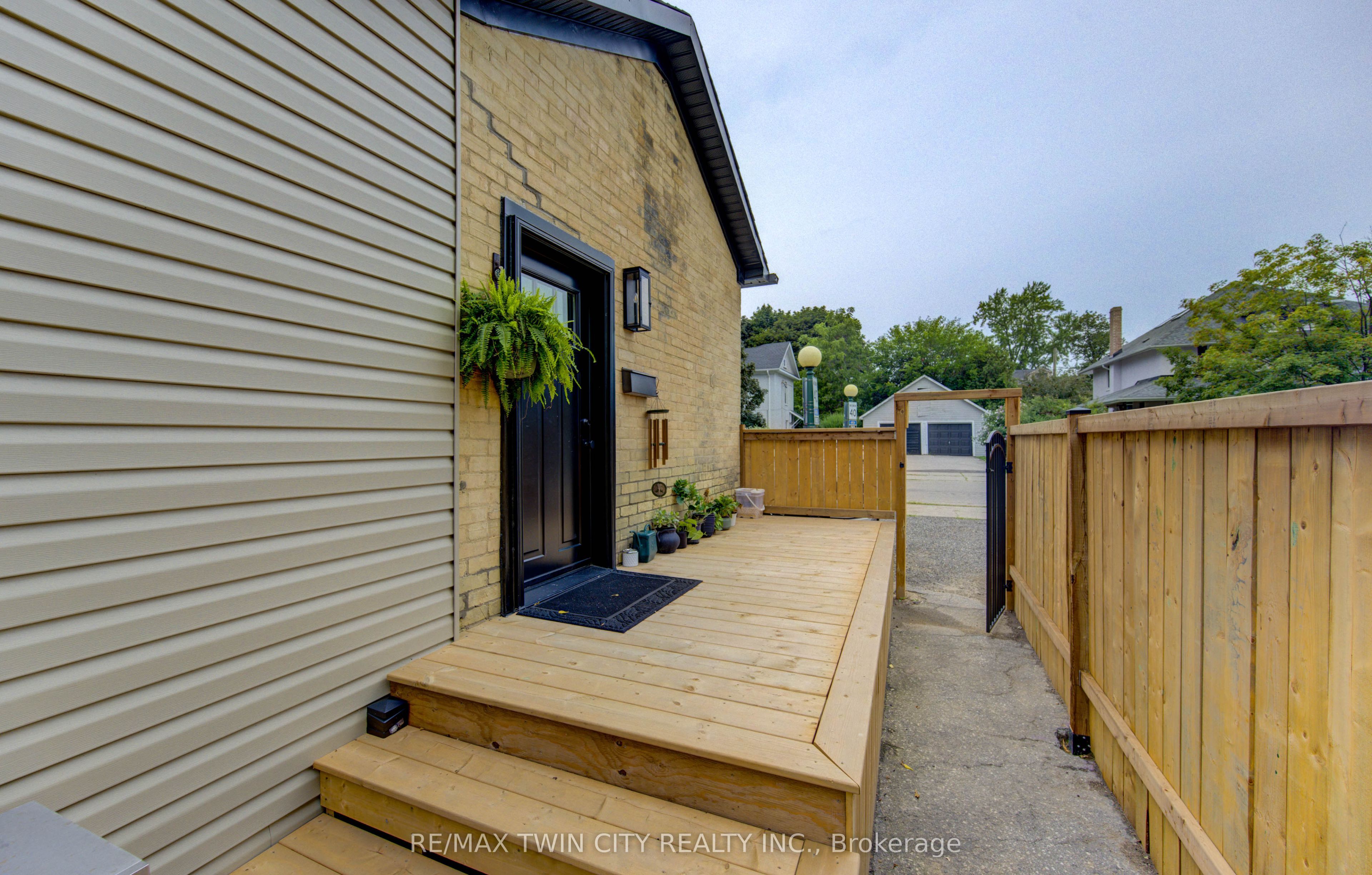 86 E St Andrews Street E, Cambridge, ON N1S 1M4