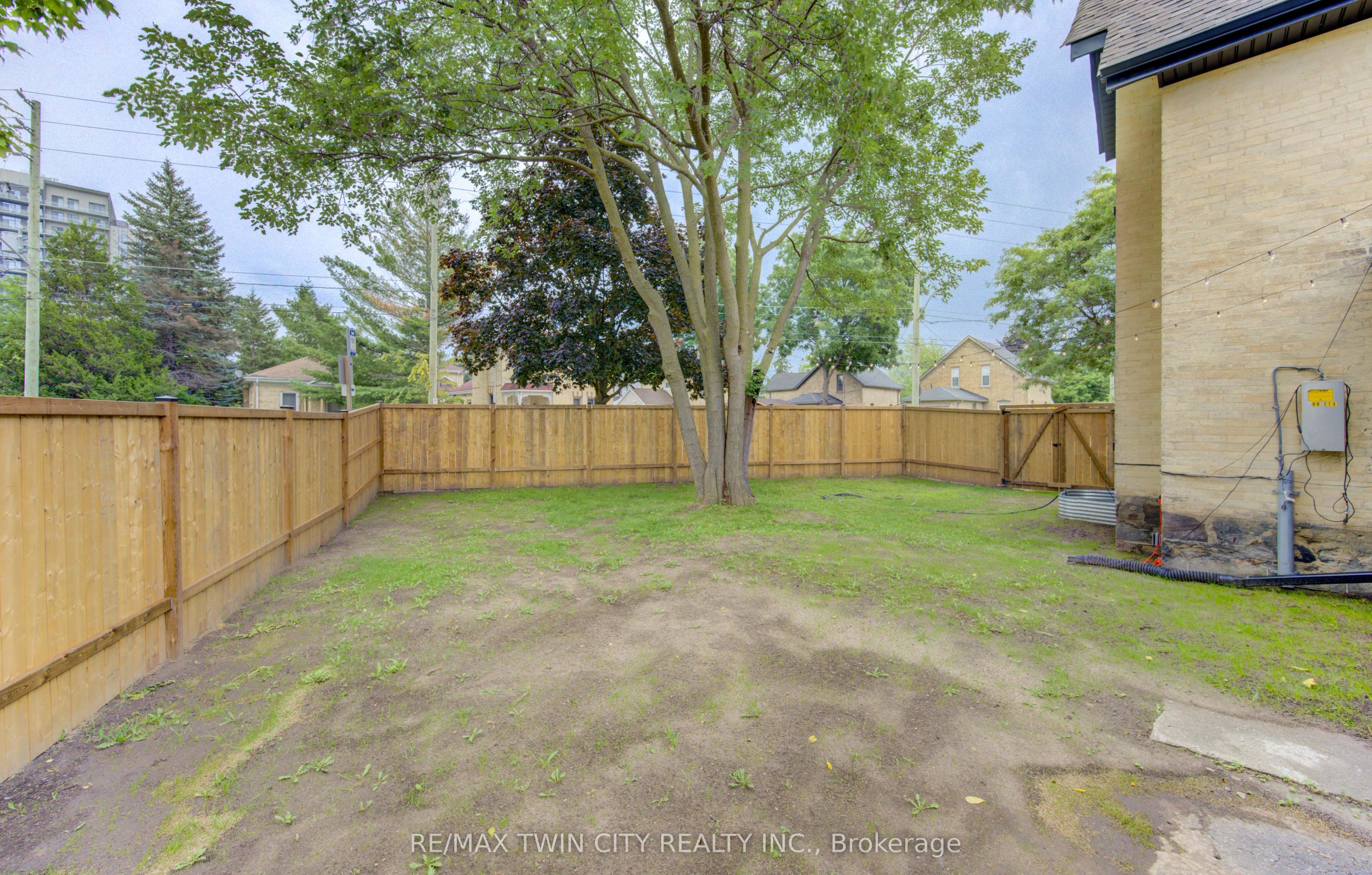 86 E St Andrews Street E, Cambridge, ON N1S 1M4 photo 2