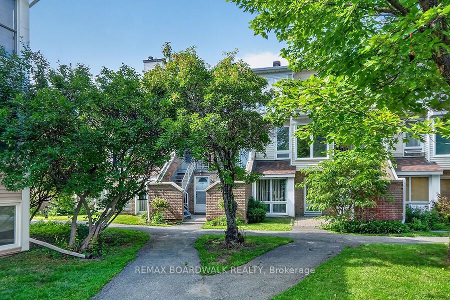 24B Shehyn Lane, Tanglewood - Grenfell Glen - Pineglen, ON K2G 4Y5