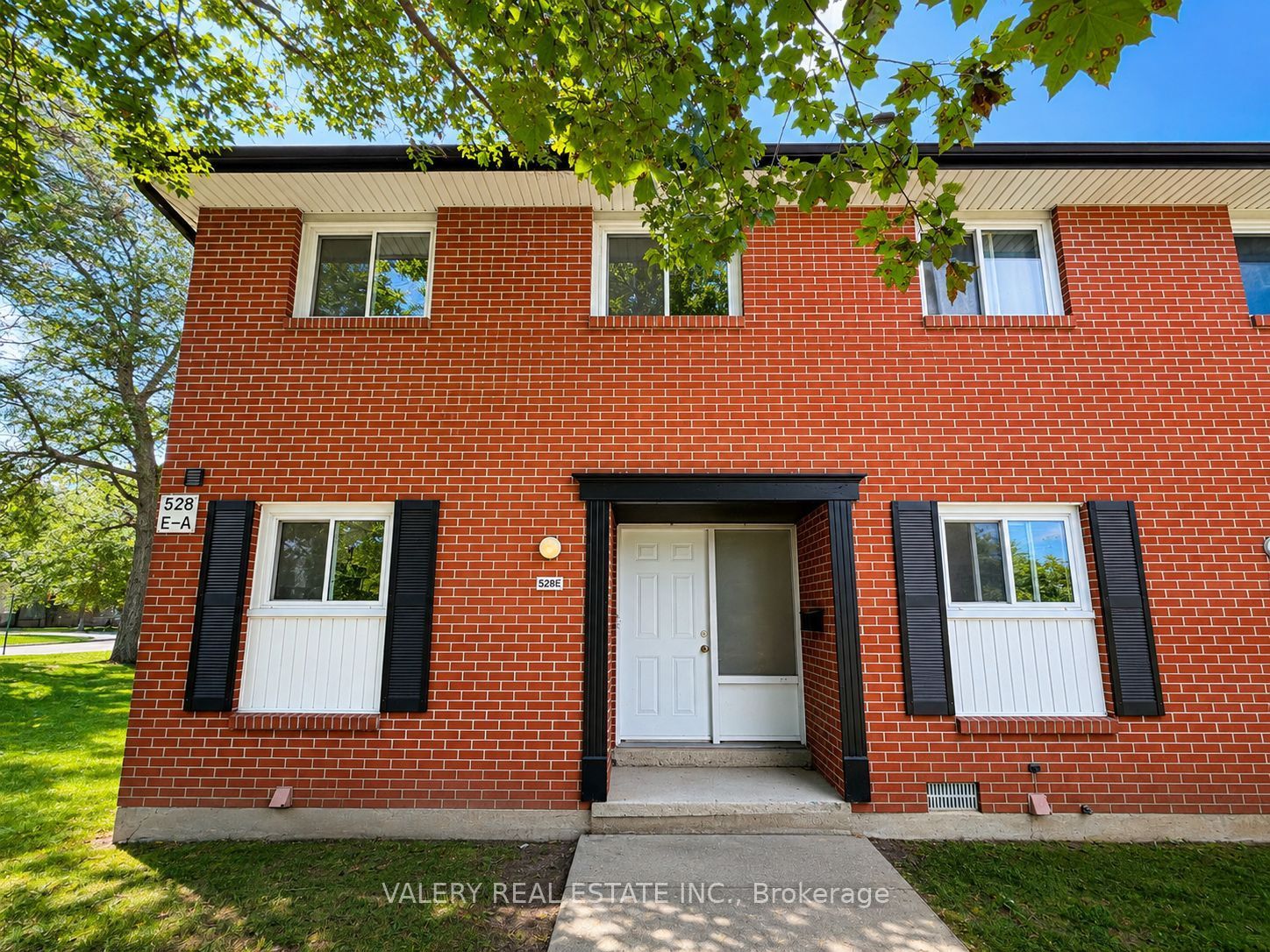 528 Sunnydale Place E, Waterloo, ON N2L 4T1