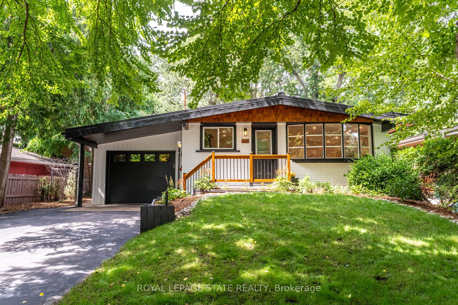 28 Helen Street, Hamilton, ON L9H 1N3