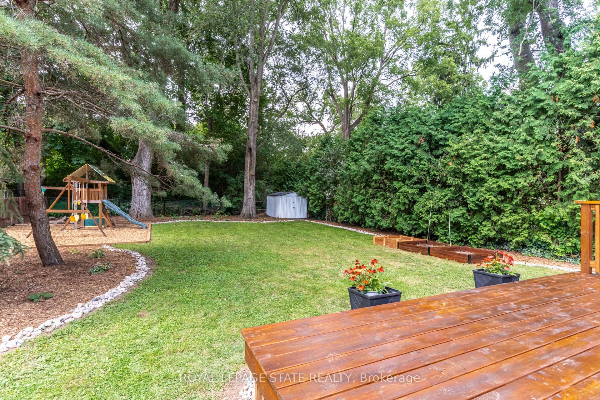 28 Helen Street, Hamilton, ON L9H 1N3 photo 2