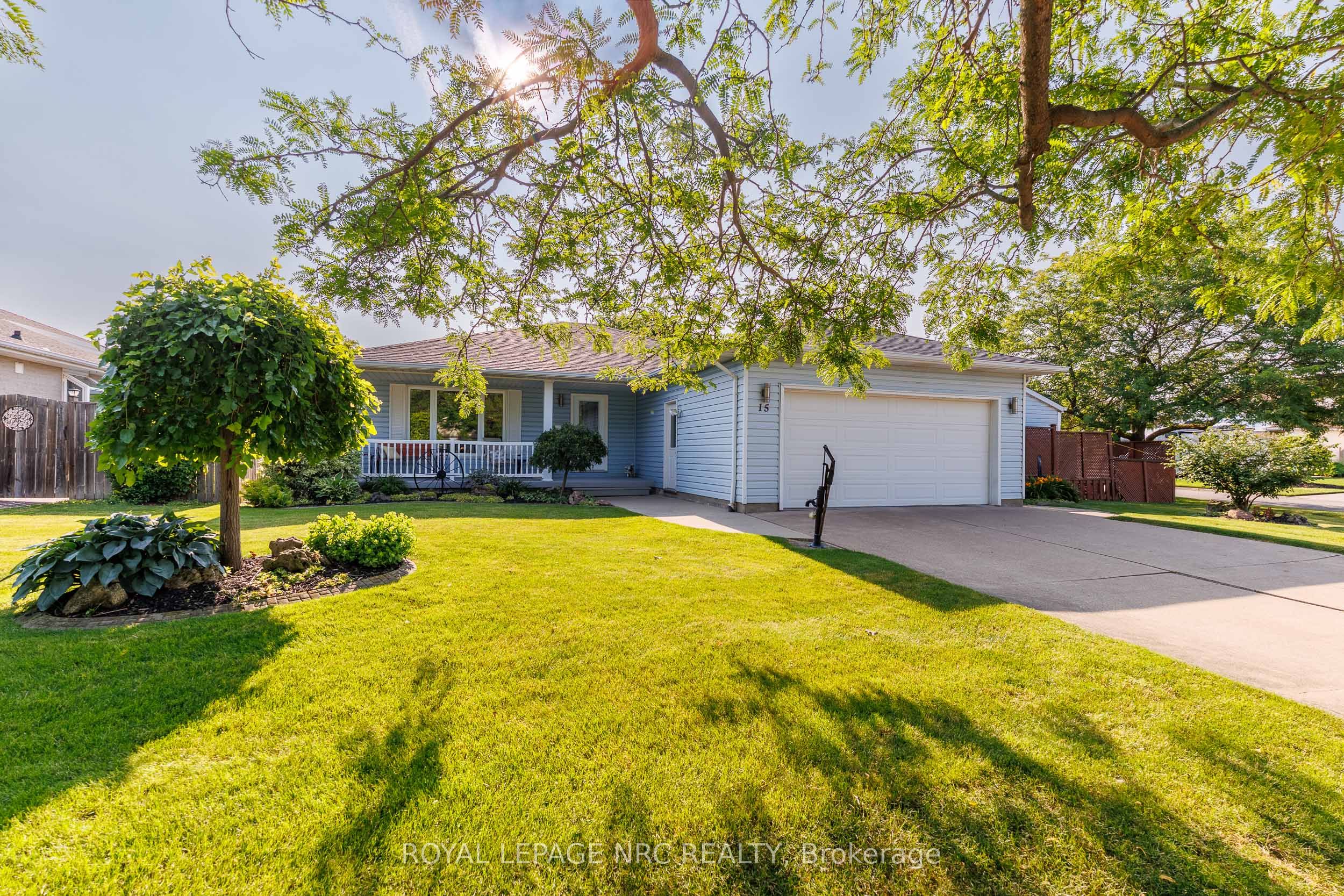15 Foxhill Crescent, St. Catharines, ON L2S 3T9