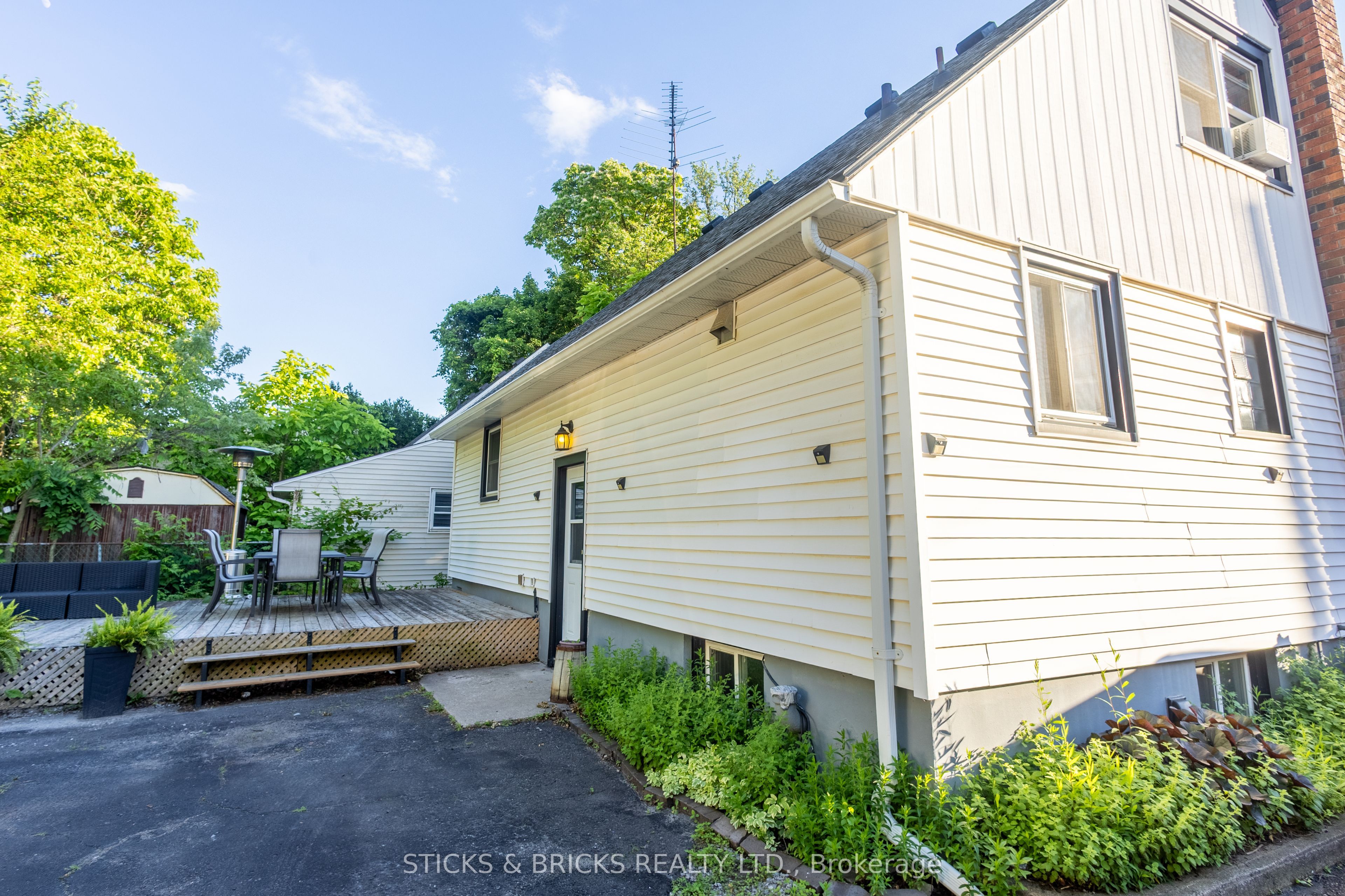 6088 Dorchester Road, Niagara Falls, ON L2G 5T2 photo 2