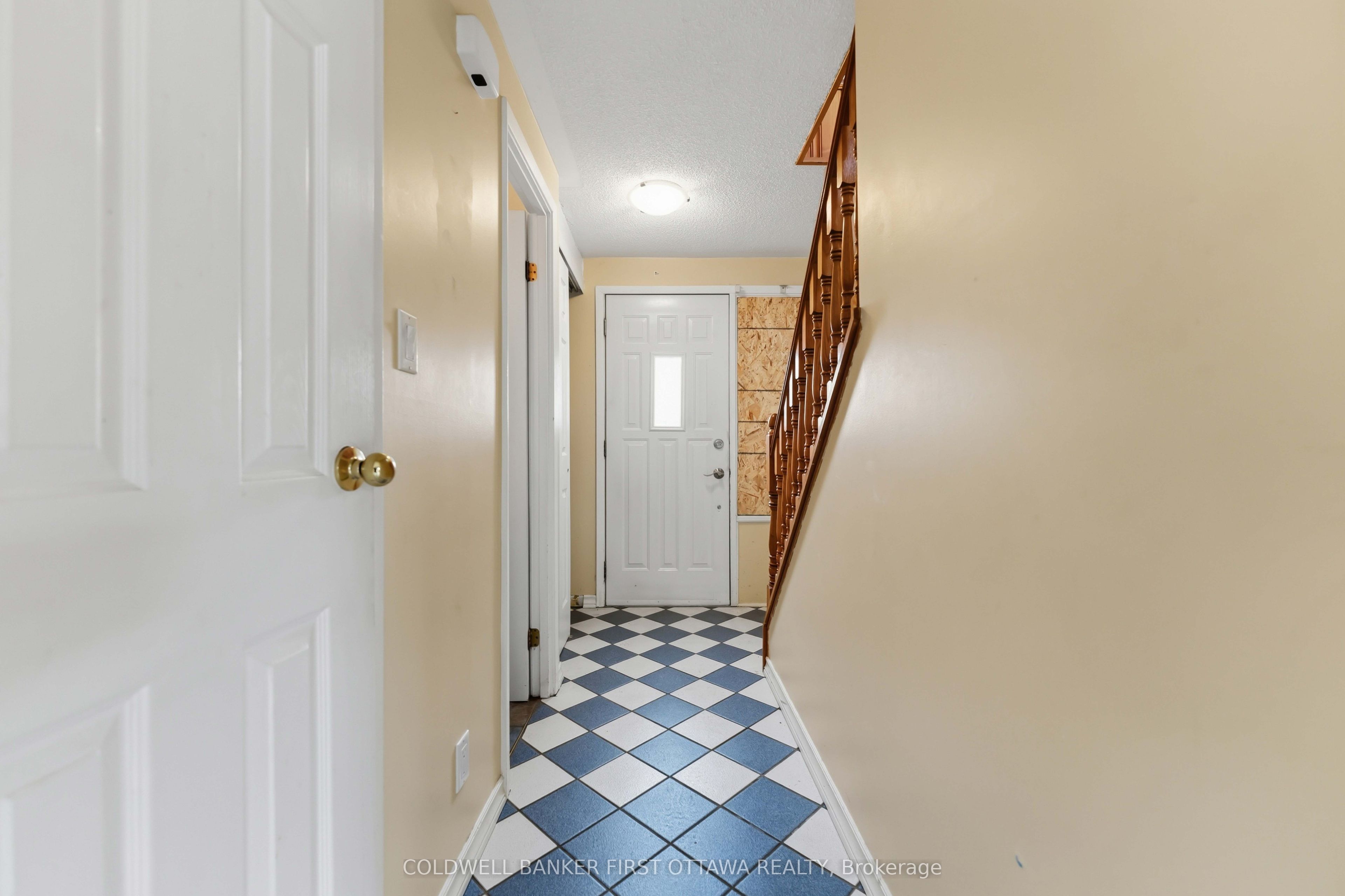 1532 Beaverpond Drive A, Cyrville - Carson Grove - Pineview, ON K1B 3R9 photo 3