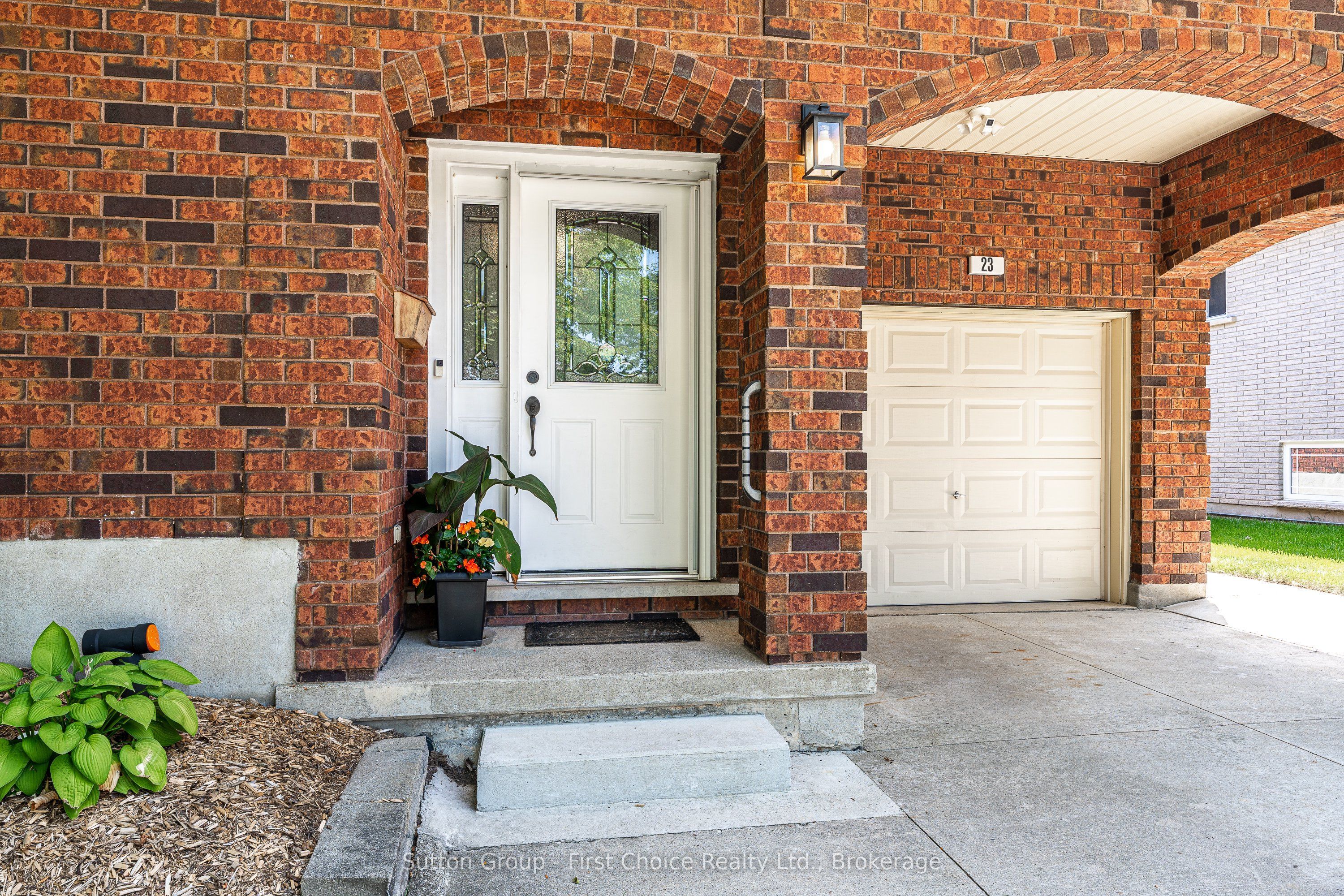 23 Sprung Court, Stratford, ON N4Z 1G7 photo 2