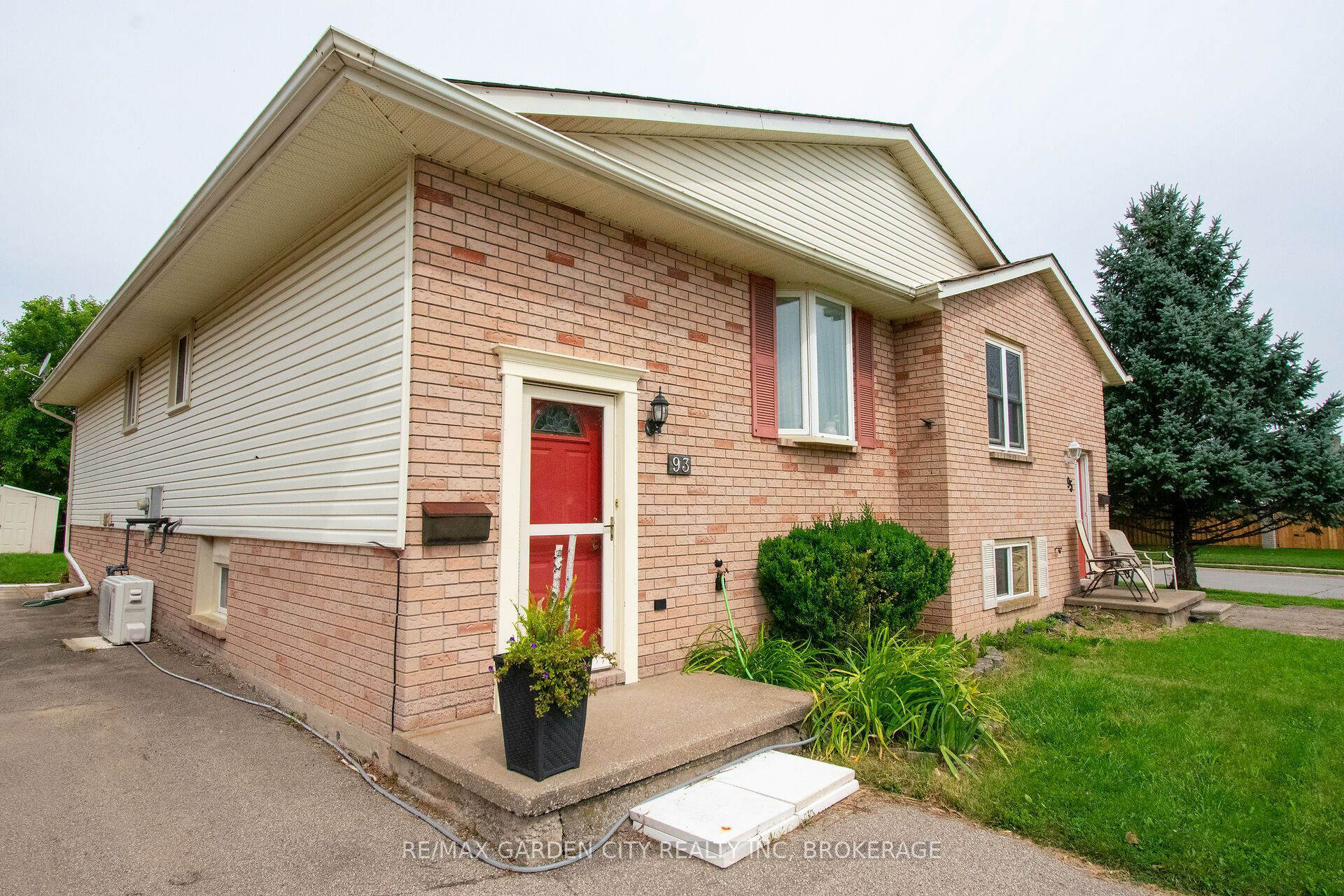 93 NORTHWOOD Drive, Welland, ON L3C 6S3 photo 2