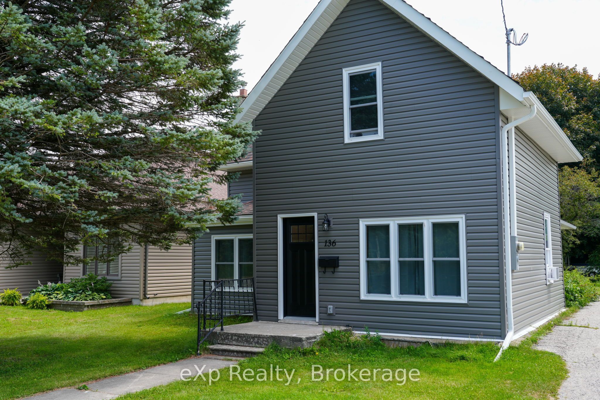 136 Breadalbane Street S, Saugeen Shores, ON N0H 2L0 photo 2